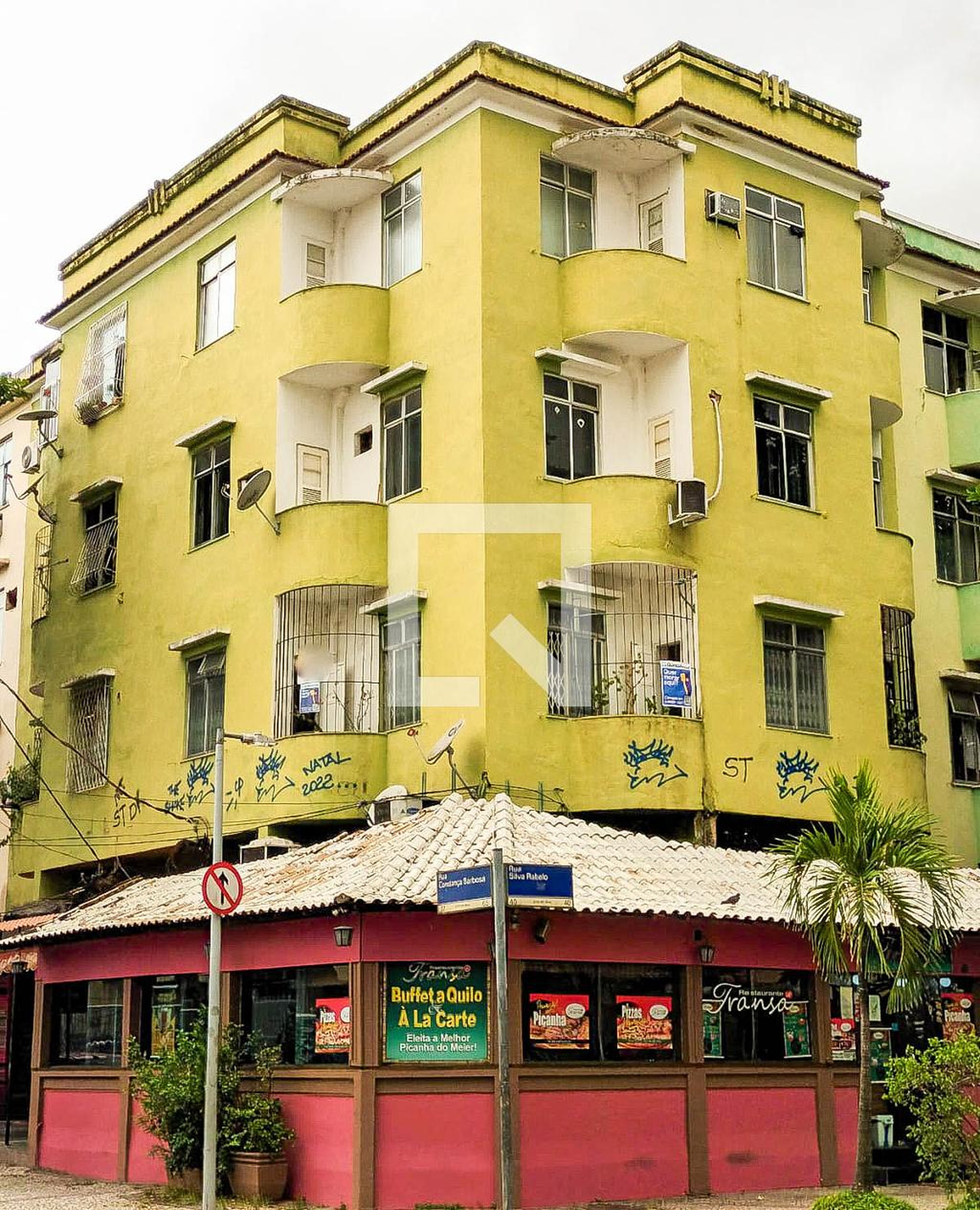 Fachada Condomínio em Rua Constança Barbosa, 65