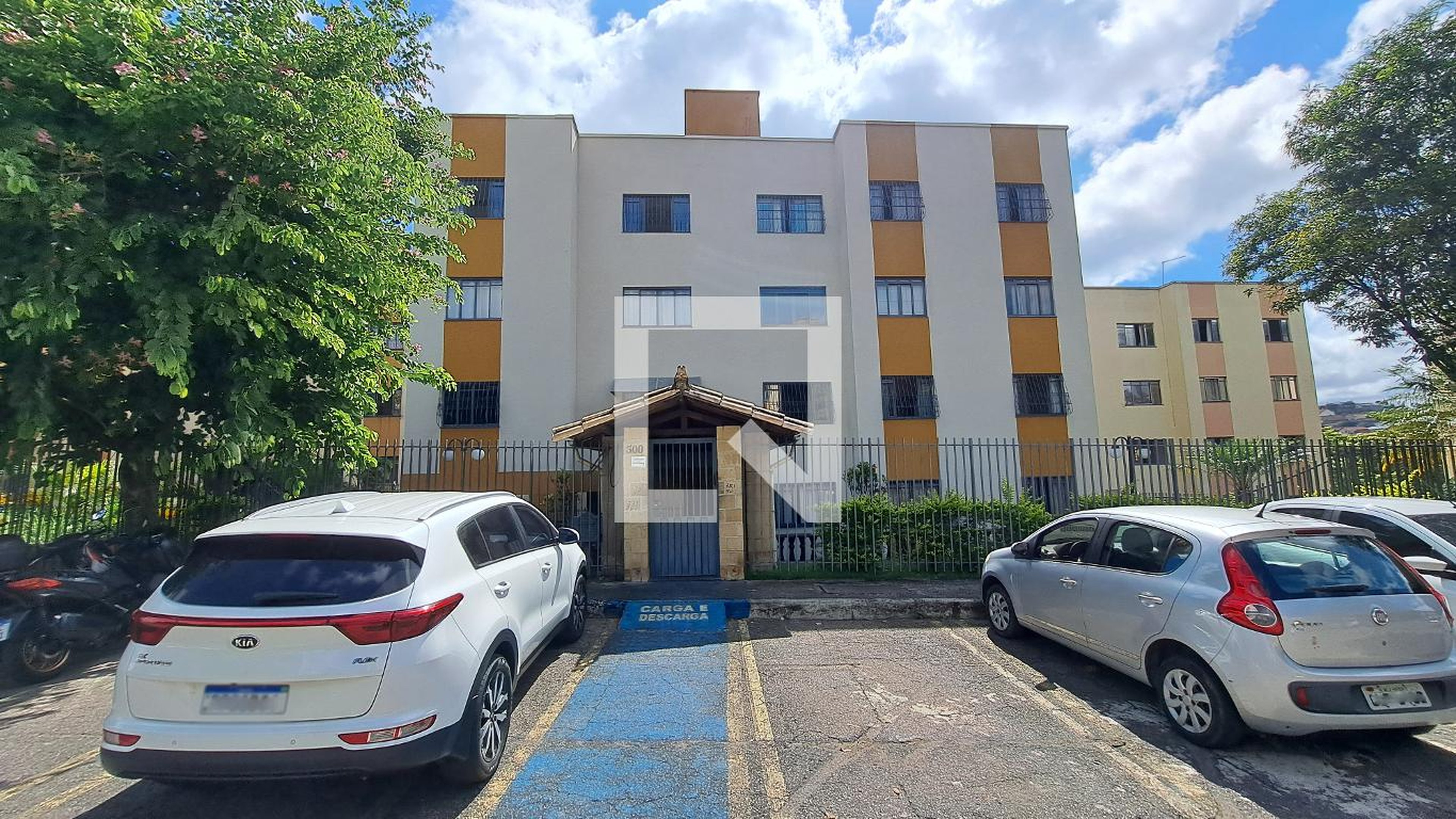 Fachada Condomínio em Rua Professora Mirian Silvestre, 300