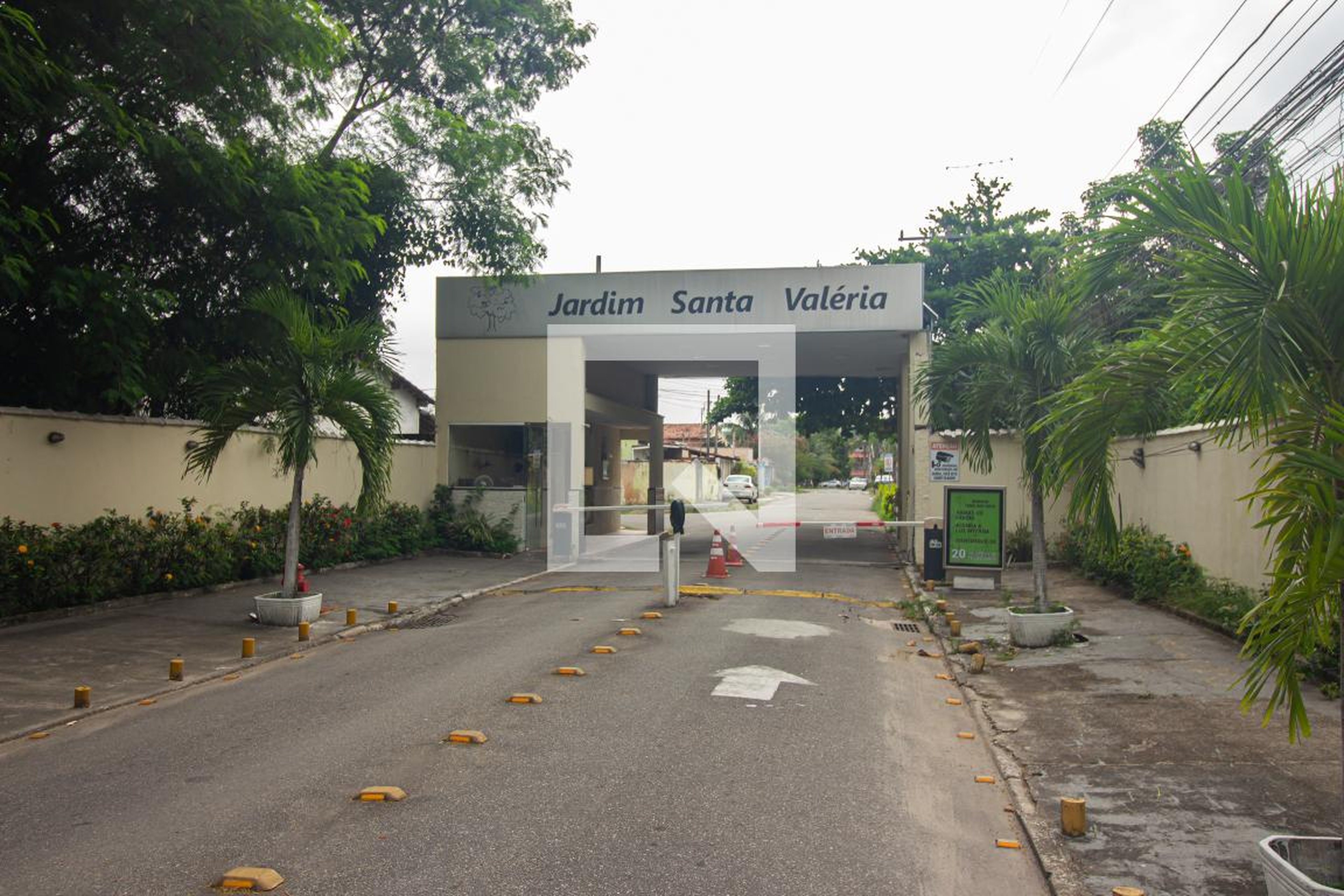 Fachada do condomínio Condomínio em Estrada das Agulhas Negras, 800