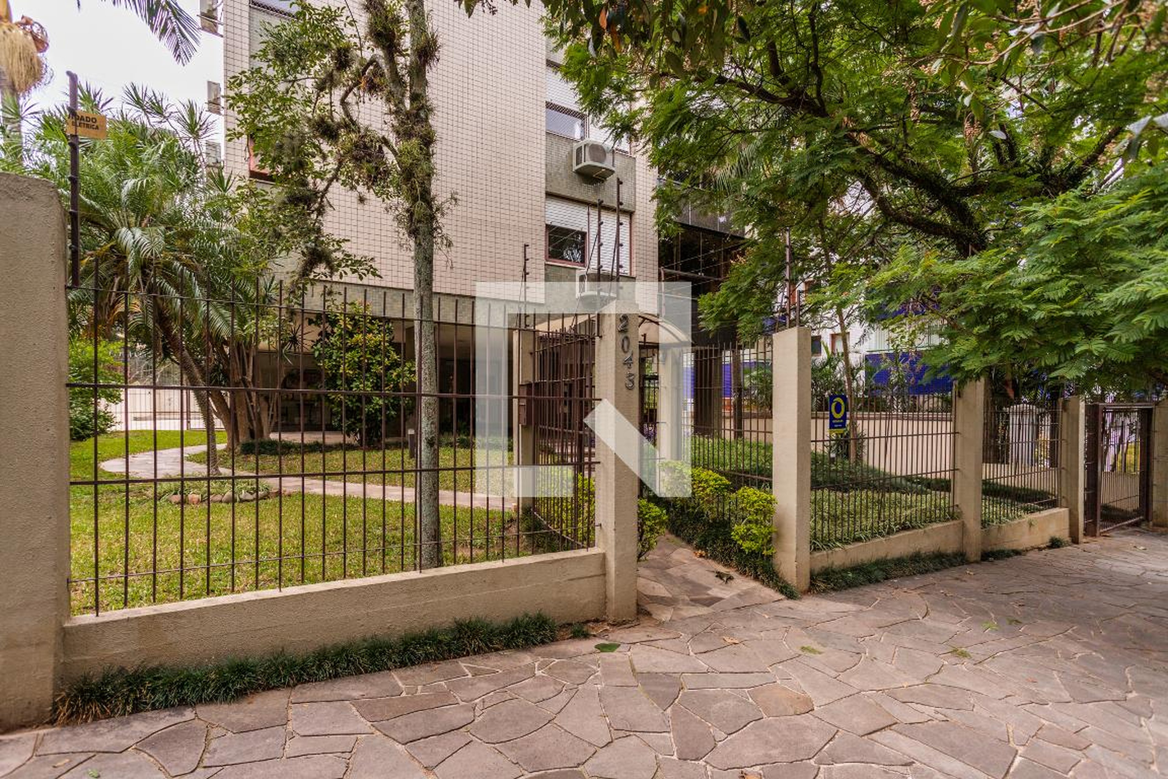 Fachada Condomínio em Rua Santa Cecília, 2043