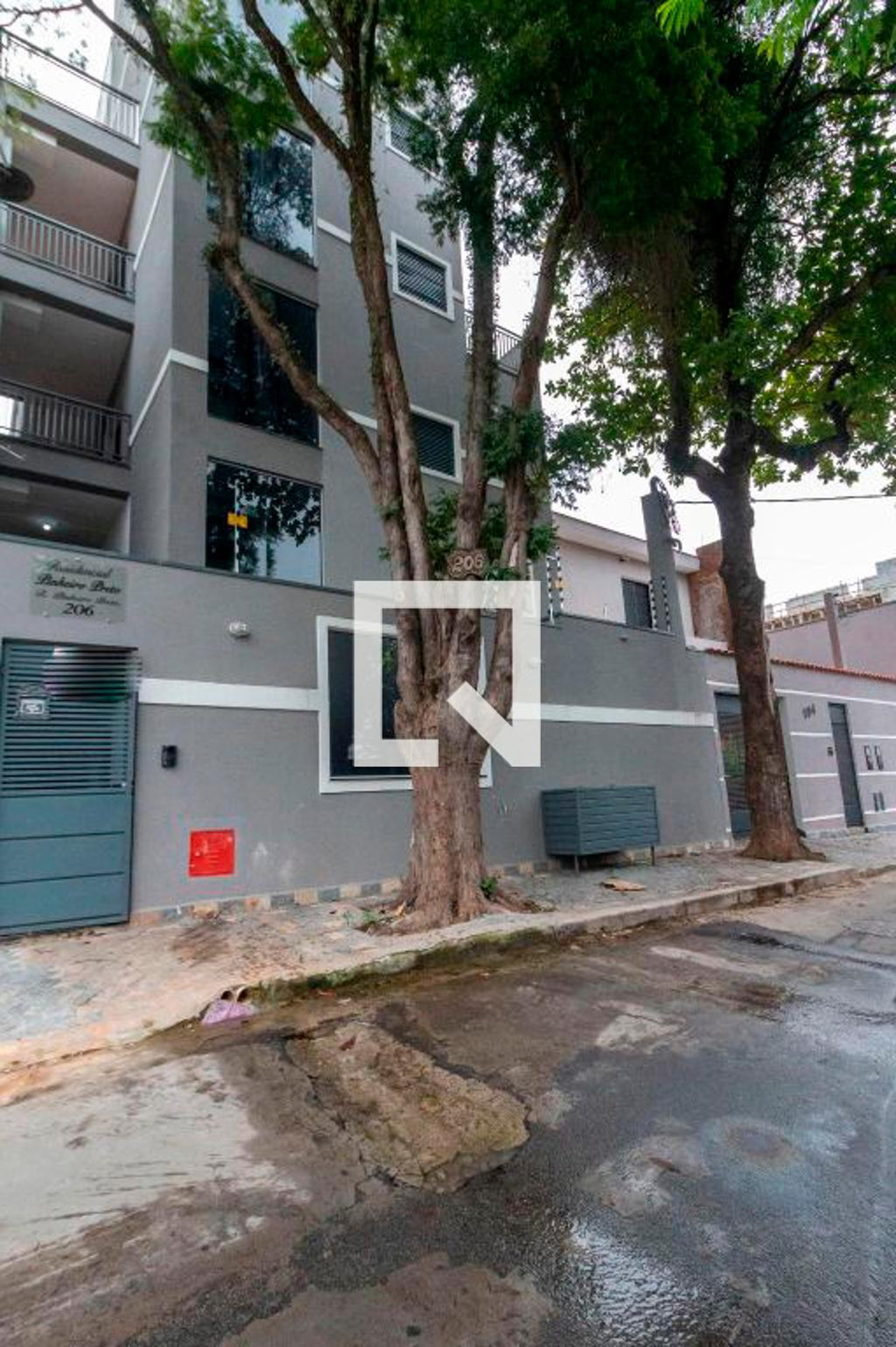 Fachada Condomínio em Rua Pinheiro Preto, 256