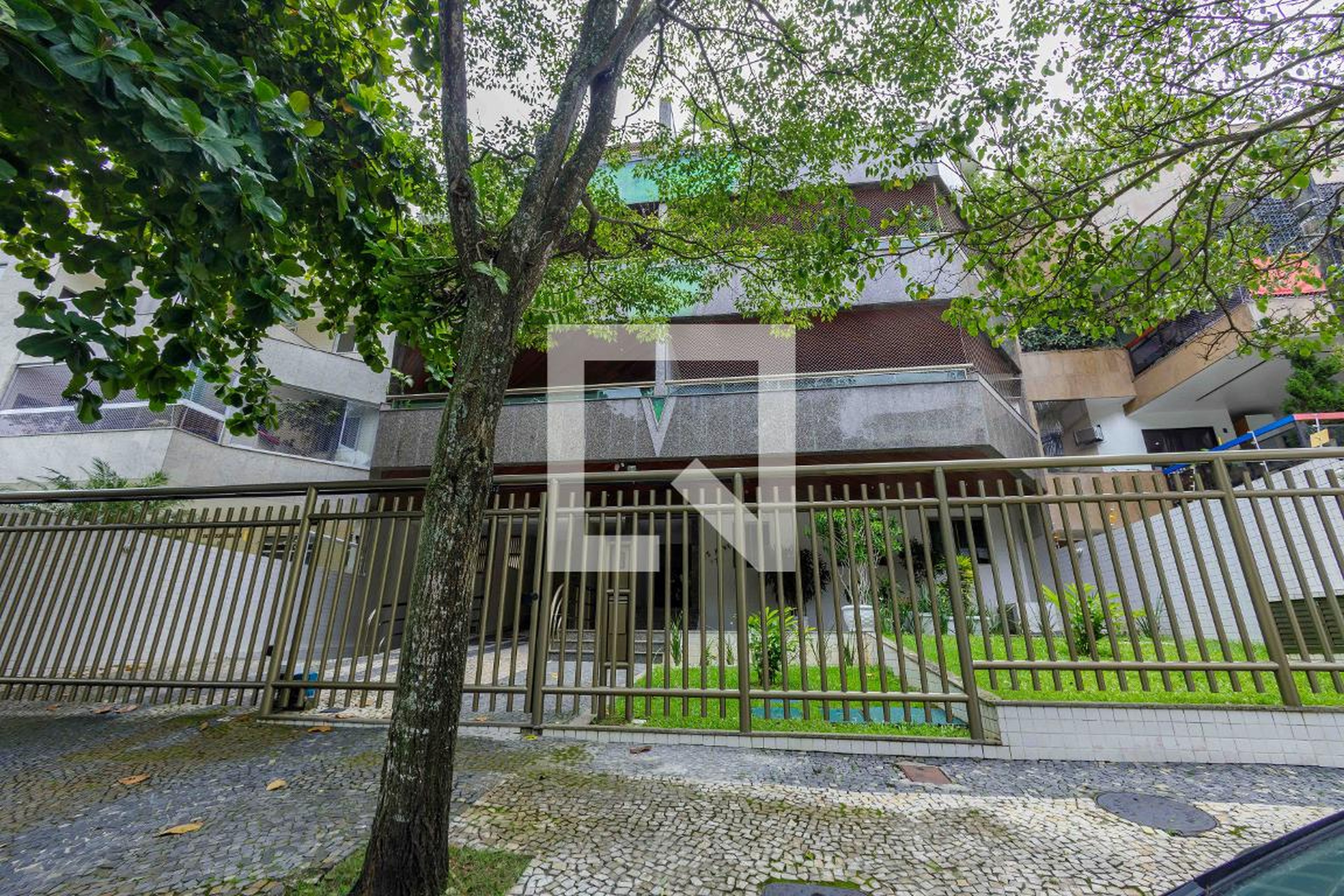 Fachada Condomínio em Rua Raul da Cunha Ribeiro, 174