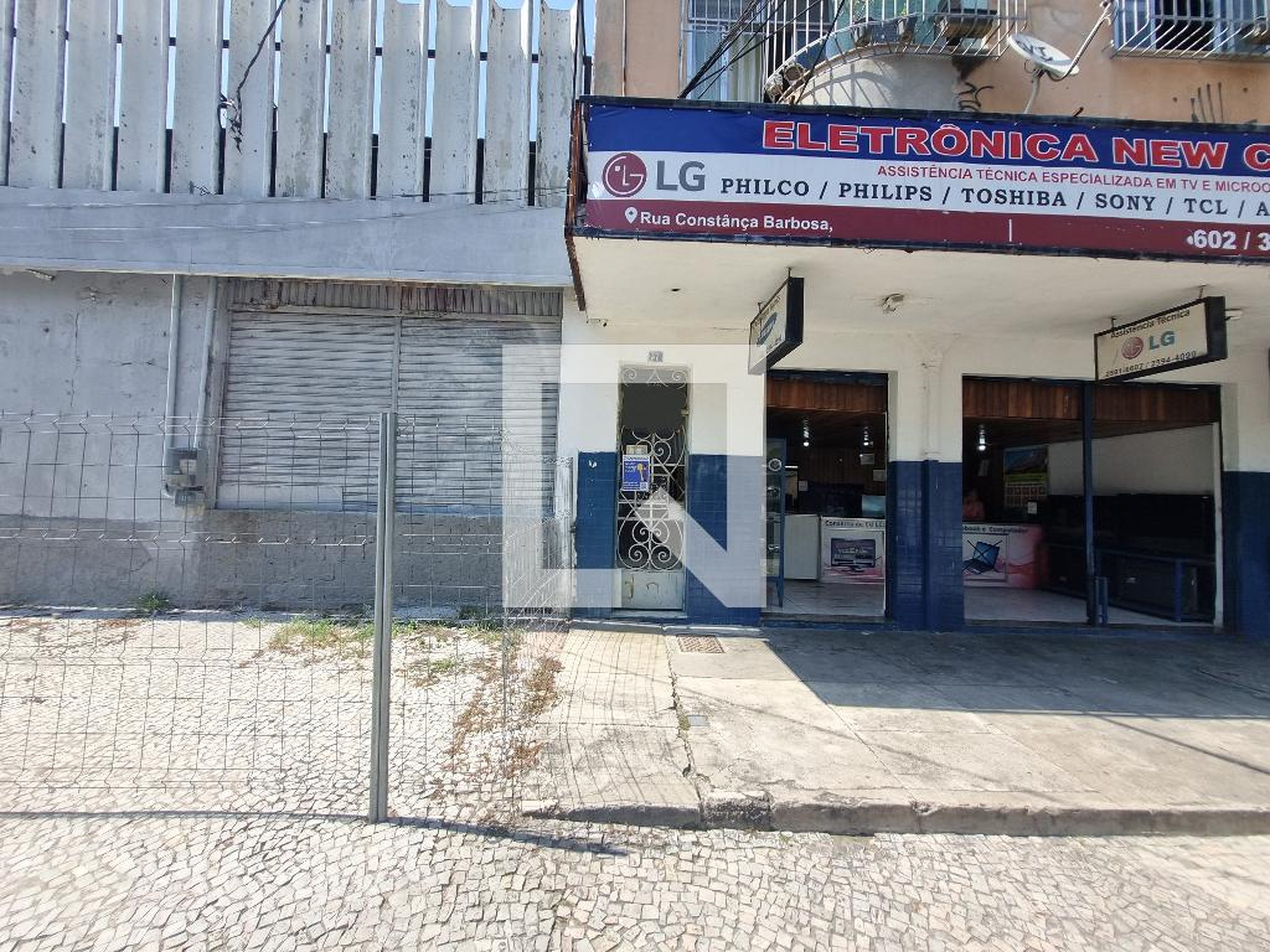 Fachada Condomínio em Rua Constança Barbosa, 37