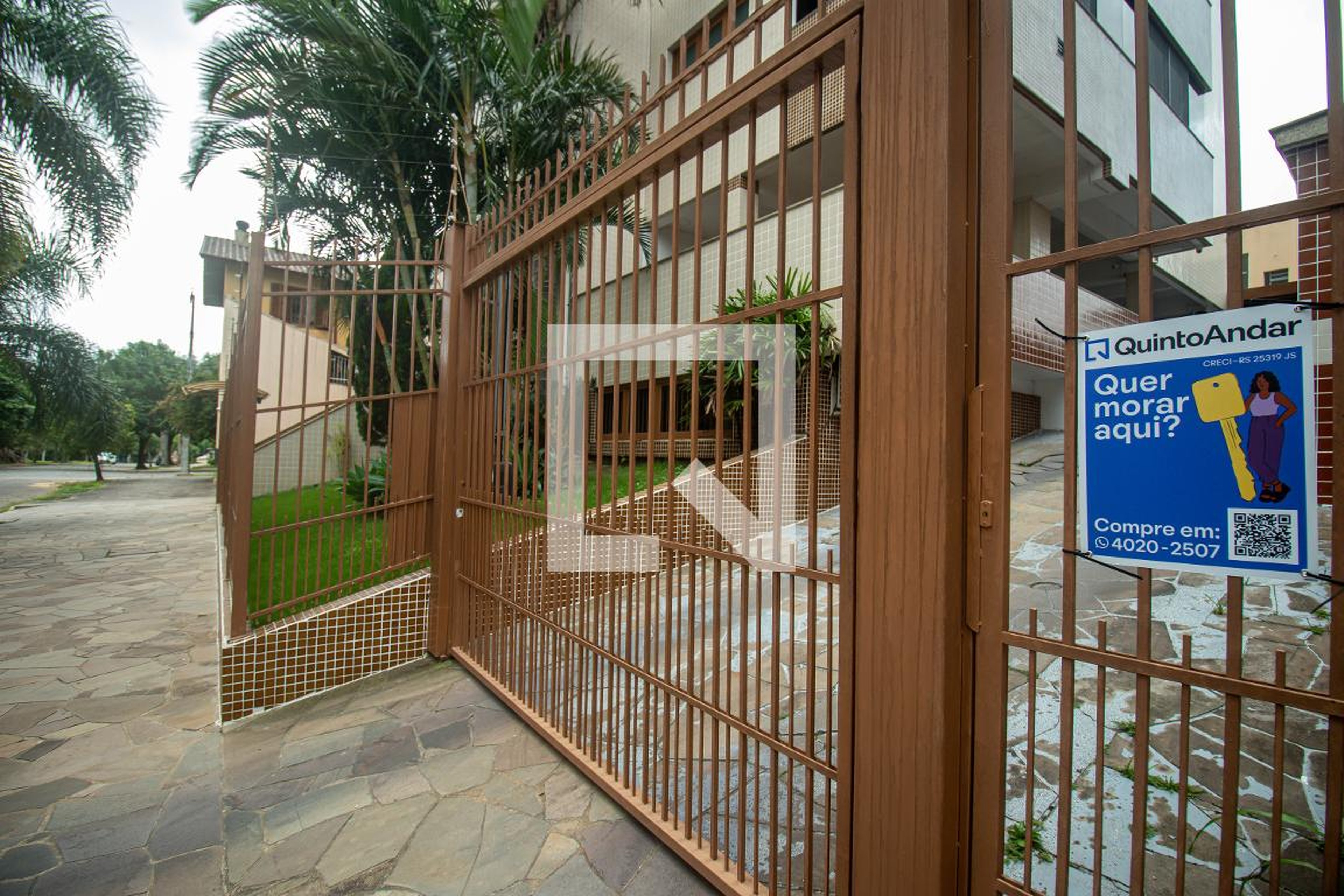 Fachada Condomínio em Rua Maestro Salvador Campanella, 196