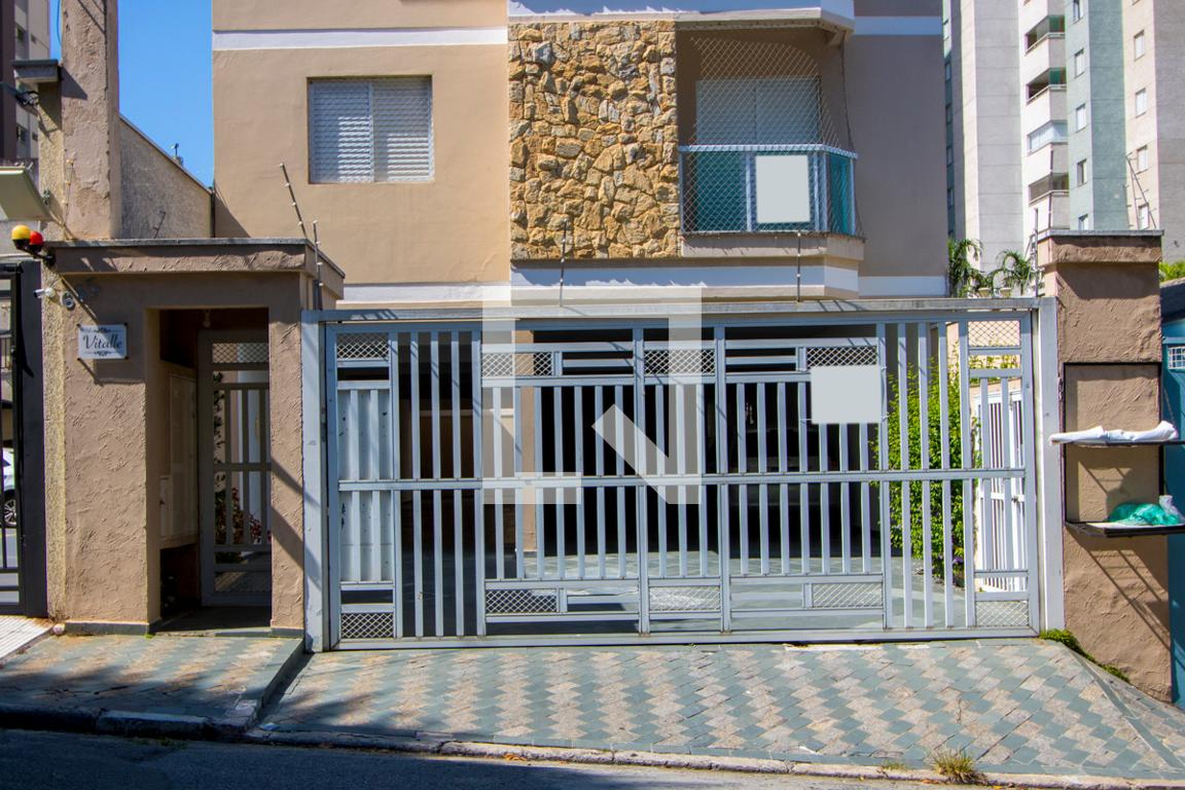 Fachada Condomínio em Rua Rio Preto, 685