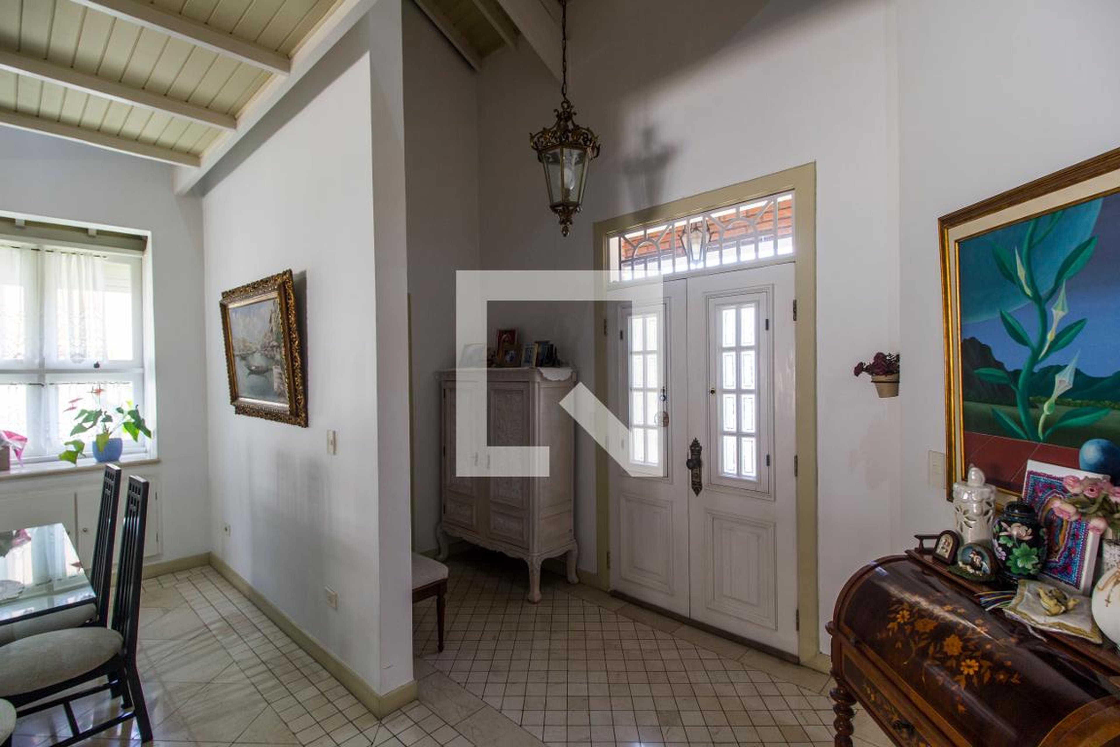 Entrada Condomínio em Alameda Luxemburgo, 147