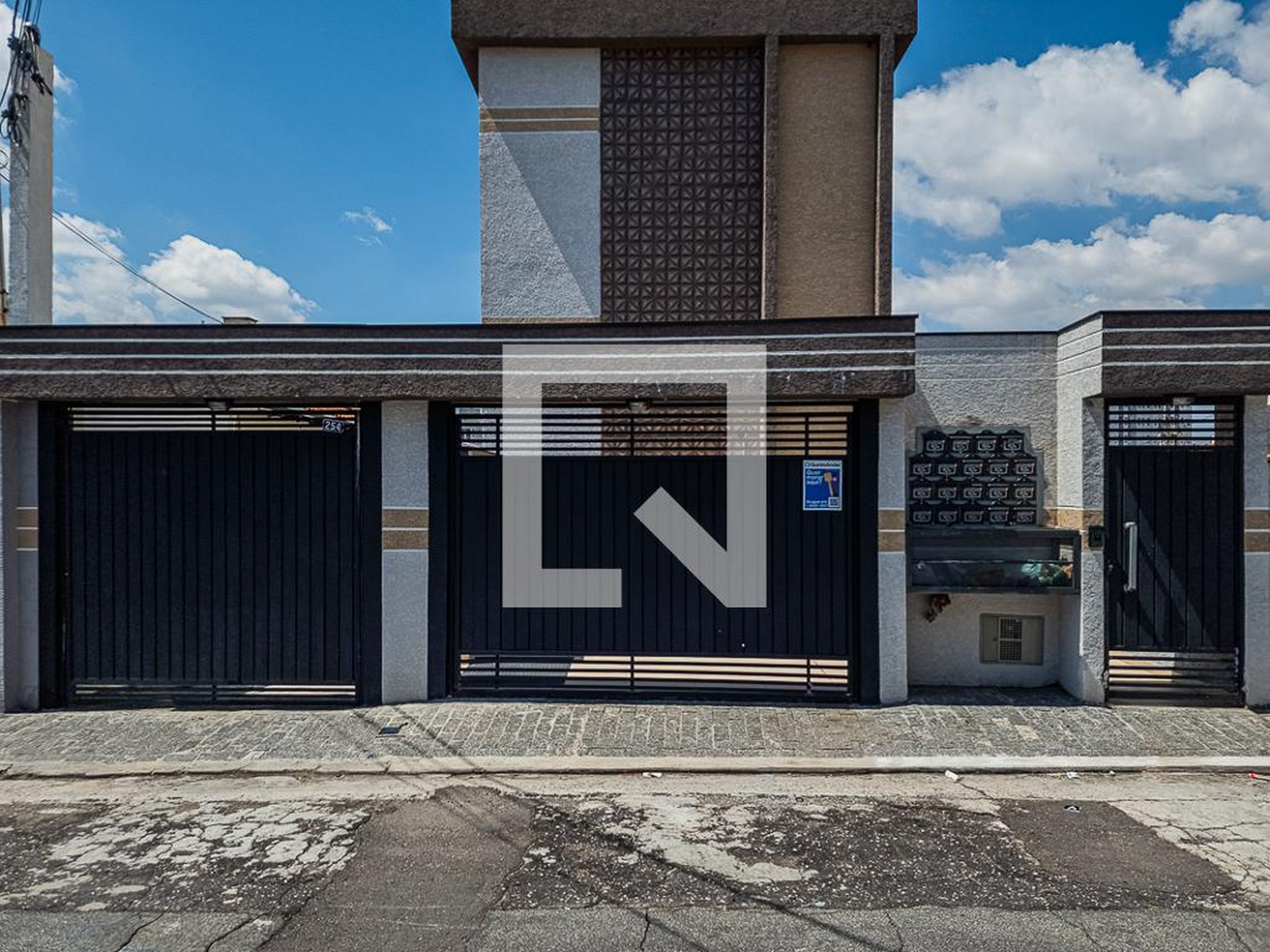 Fachada Condomínio em Rua Coronel Octávio Azeredo, 254