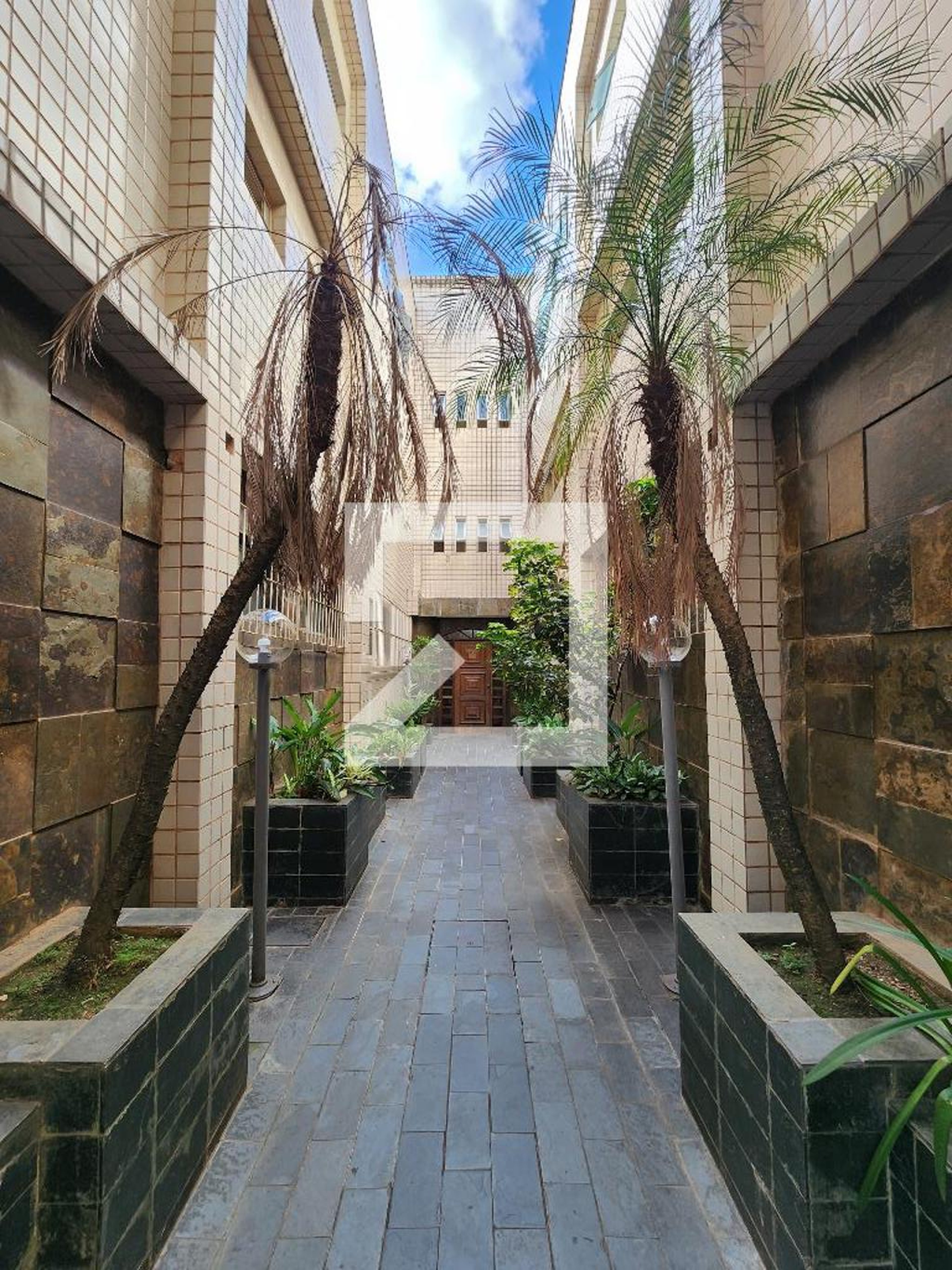 Entrada do prédio Condomínio em Rua Jornalista Jaír Silva, 419