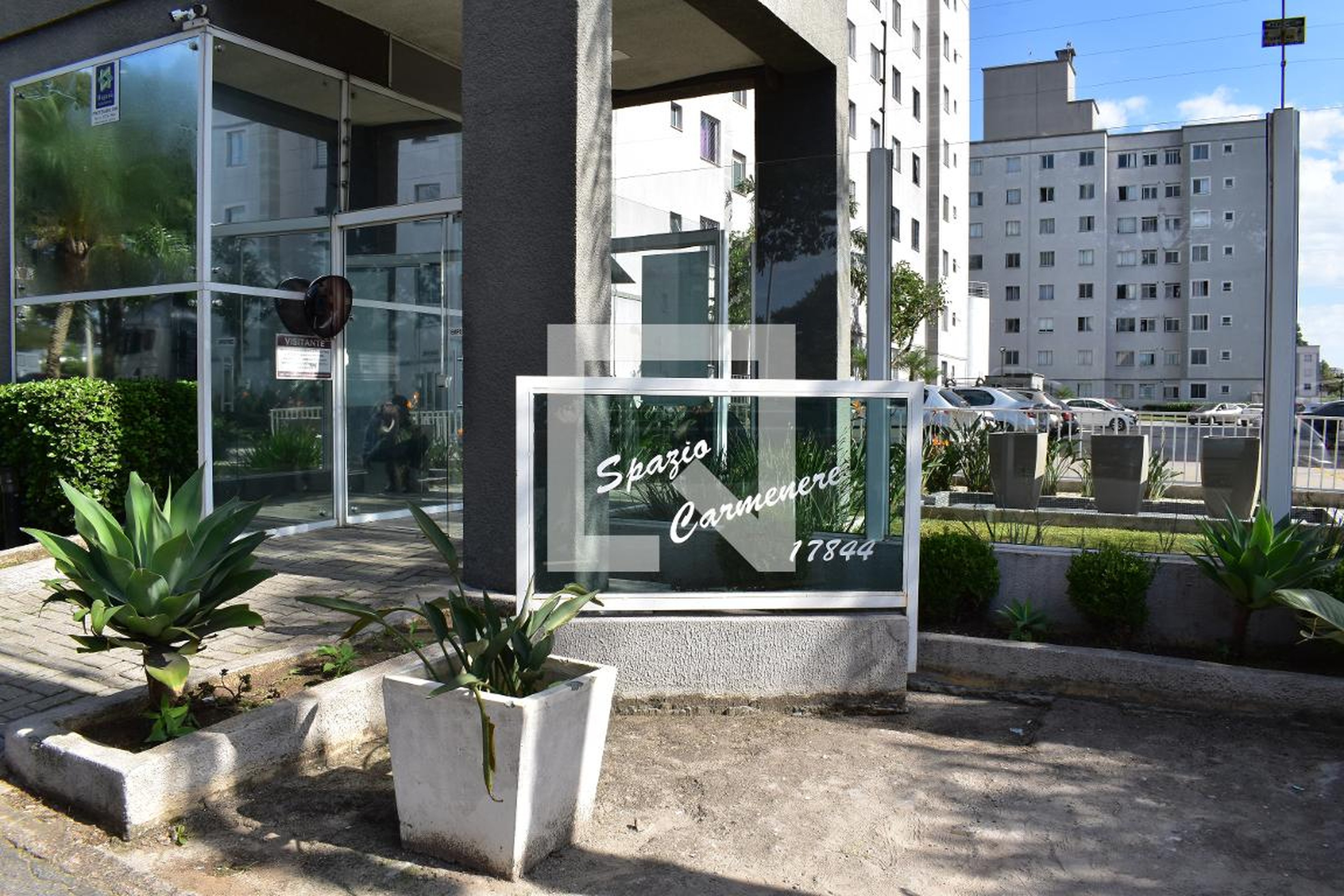 Fachada do condomínio Condomínio em Avenida Governador José Richa, 17844