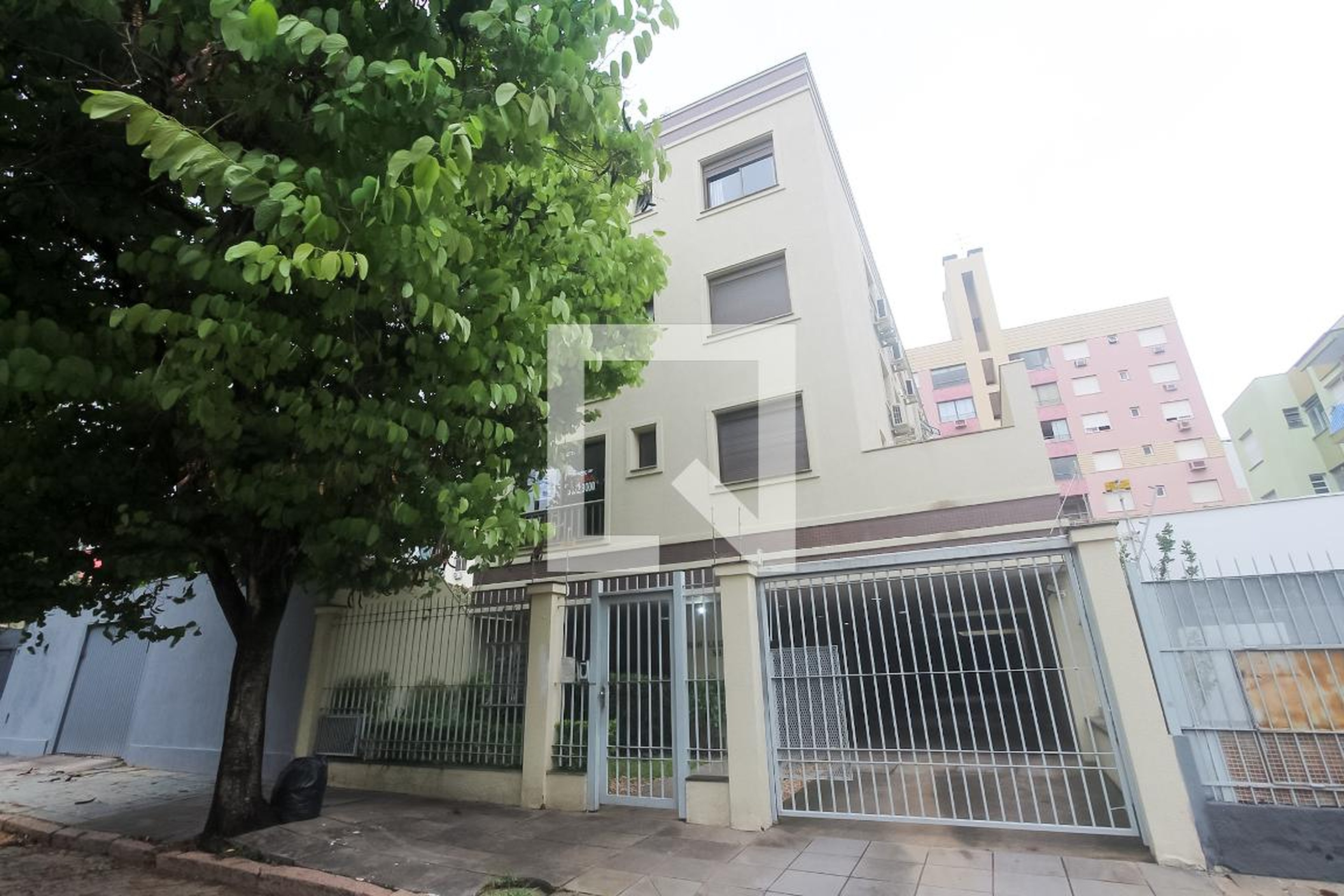 Fachada do condomínio Condomínio em Rua Luis Luz, 53