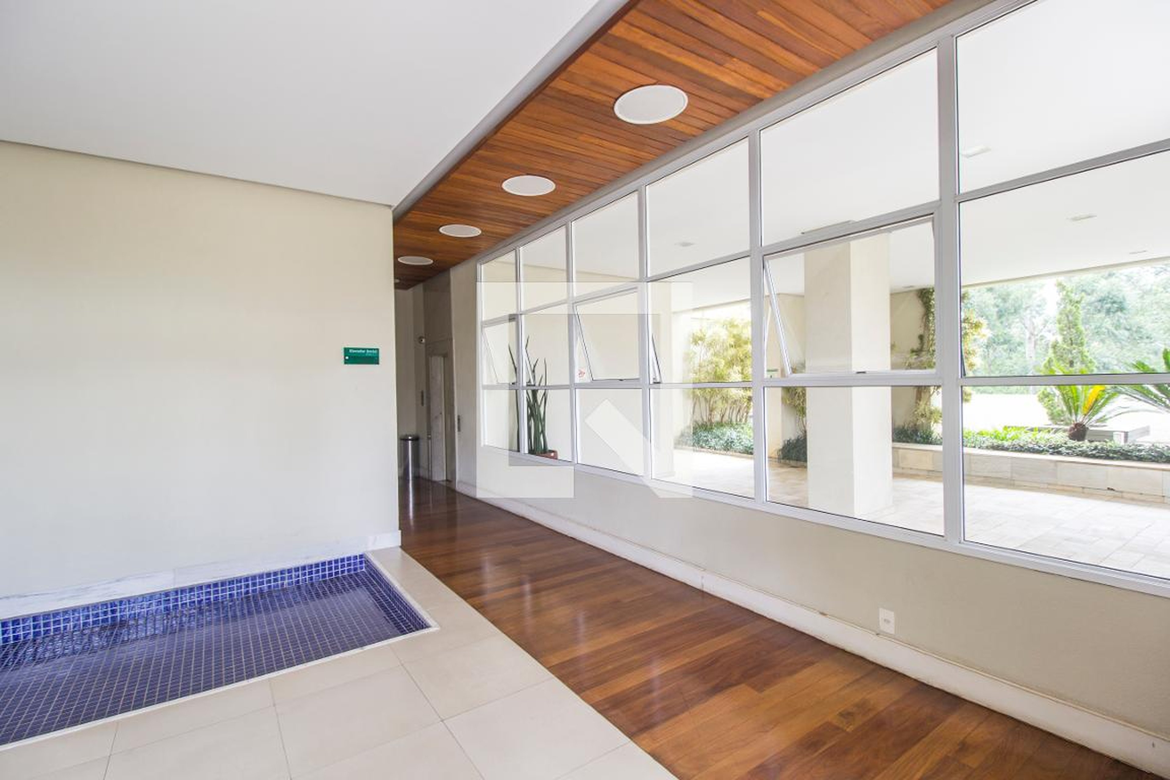 Hall de entrada Condomínio em Rua América do Norte, 365