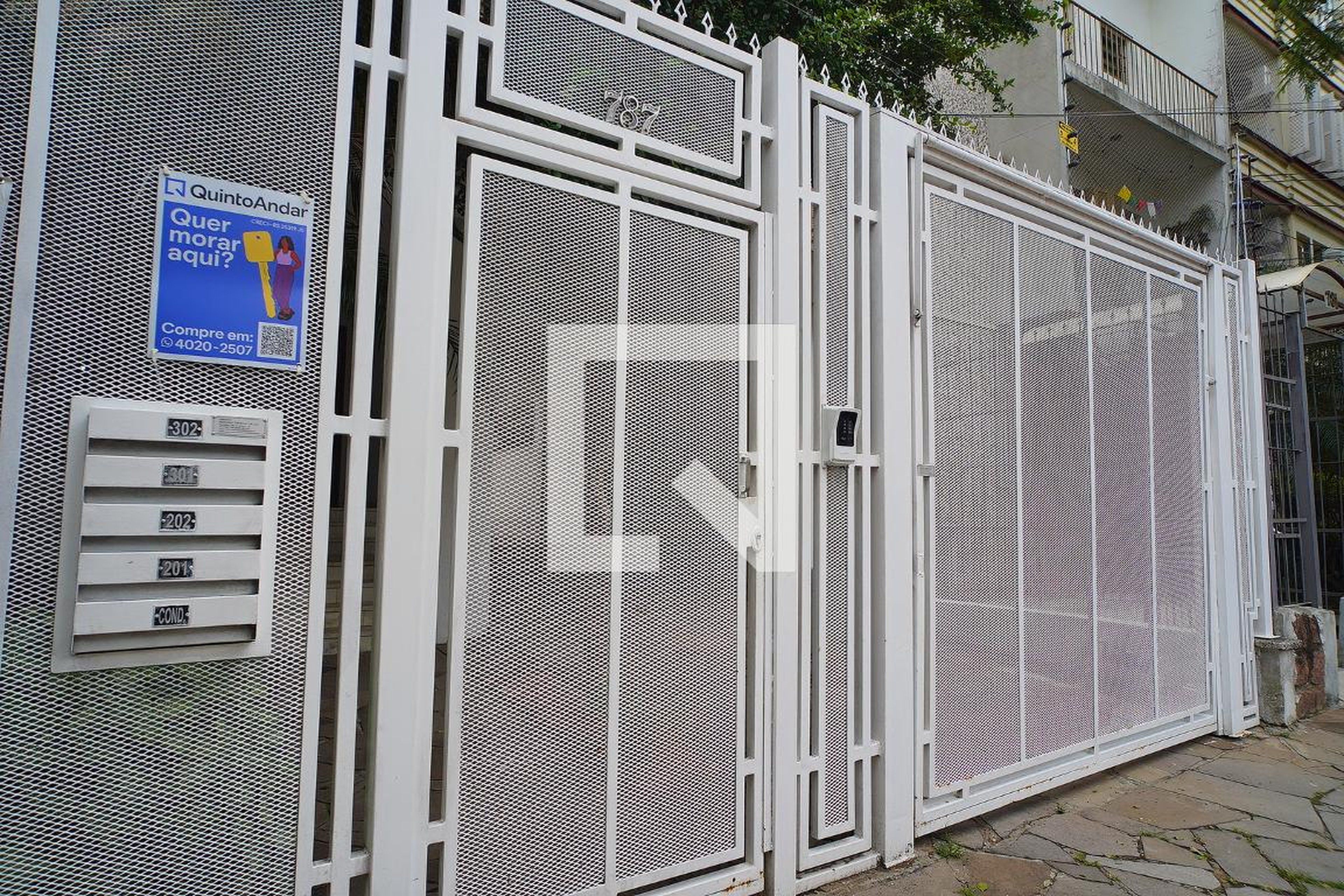 Fachada do Prédio Condomínio em Rua Miguel Tostes, 787