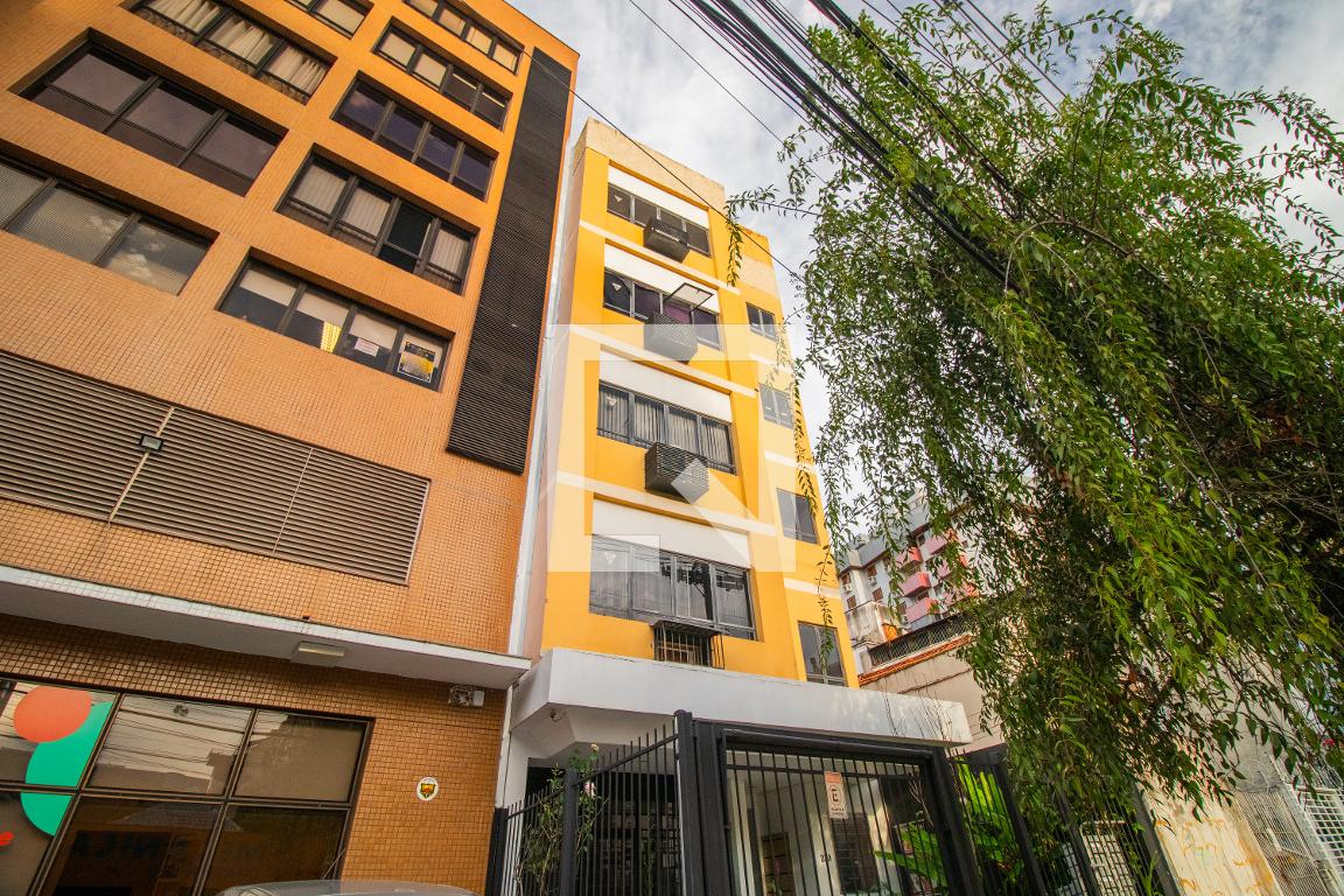 Fachada Condomínio em Rua Baronesa do Gravataí, 318