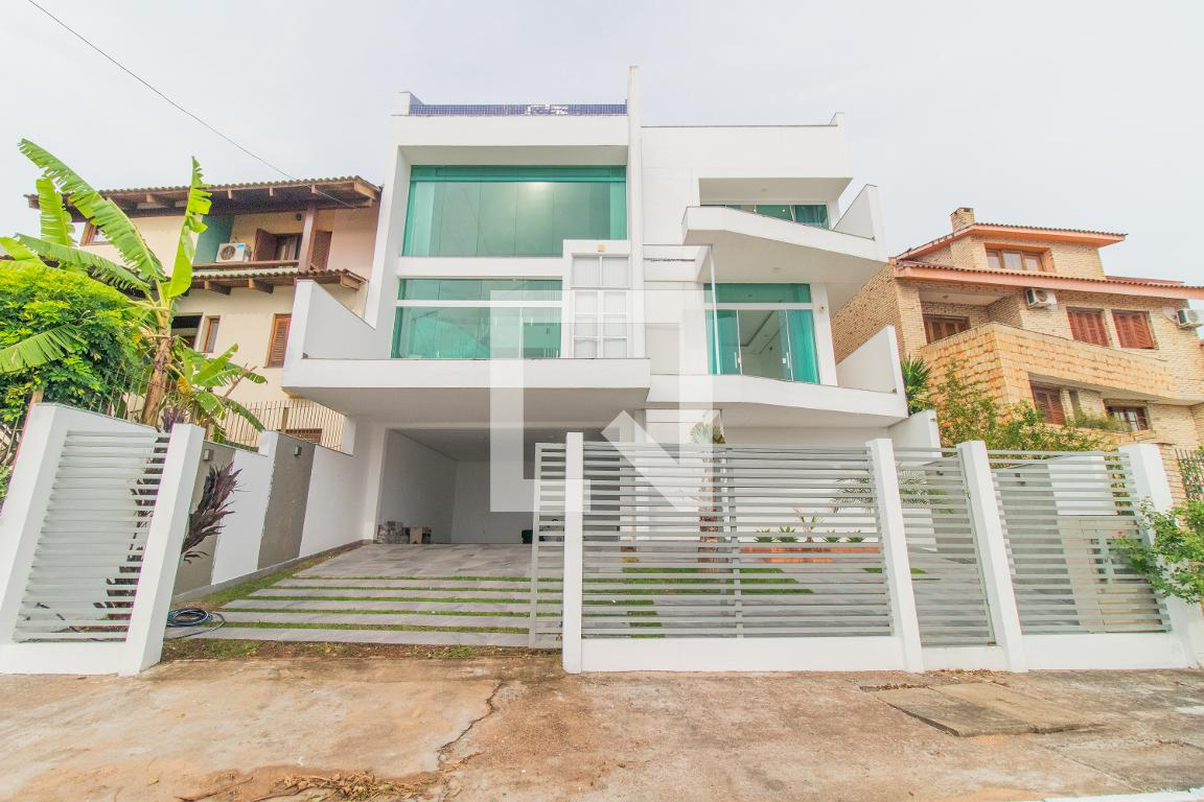 Fachada Condomínio em Rua Alcebíades Antonio dos Santos, 695