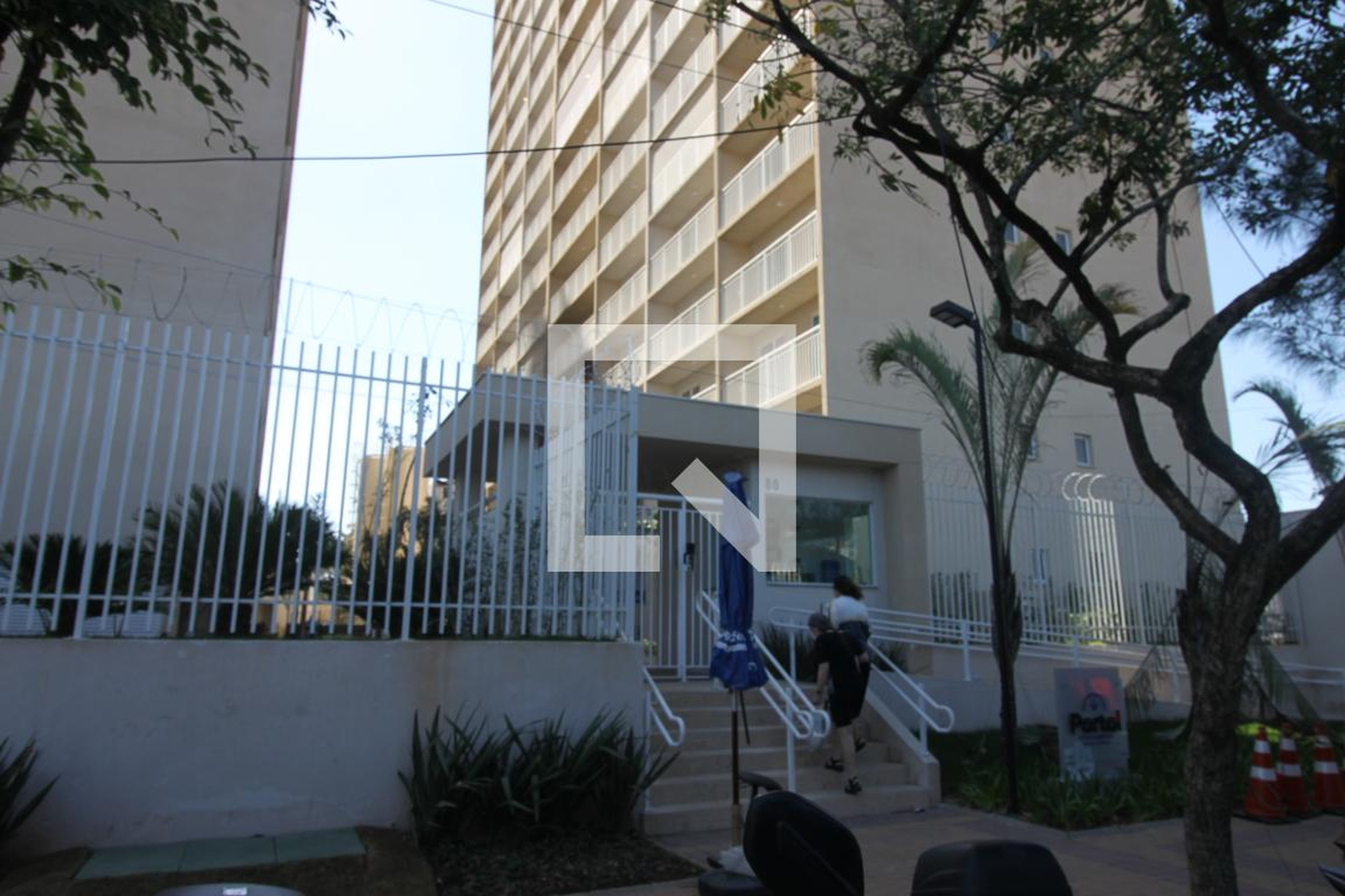 Fachada Condomínio em Rua Nora Ney, 10