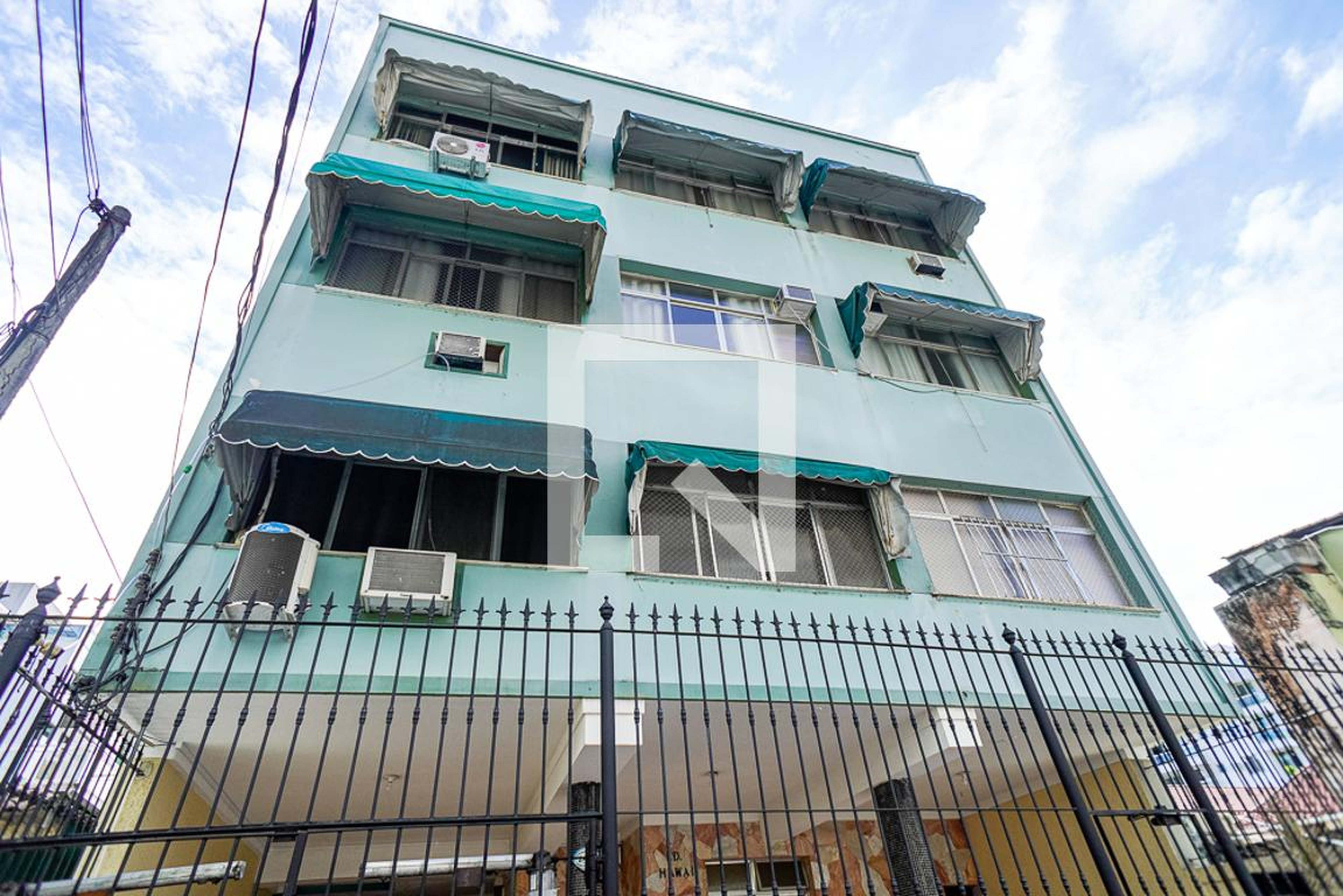 Fachada Condomínio em Rua Leonel Magalhães, 16