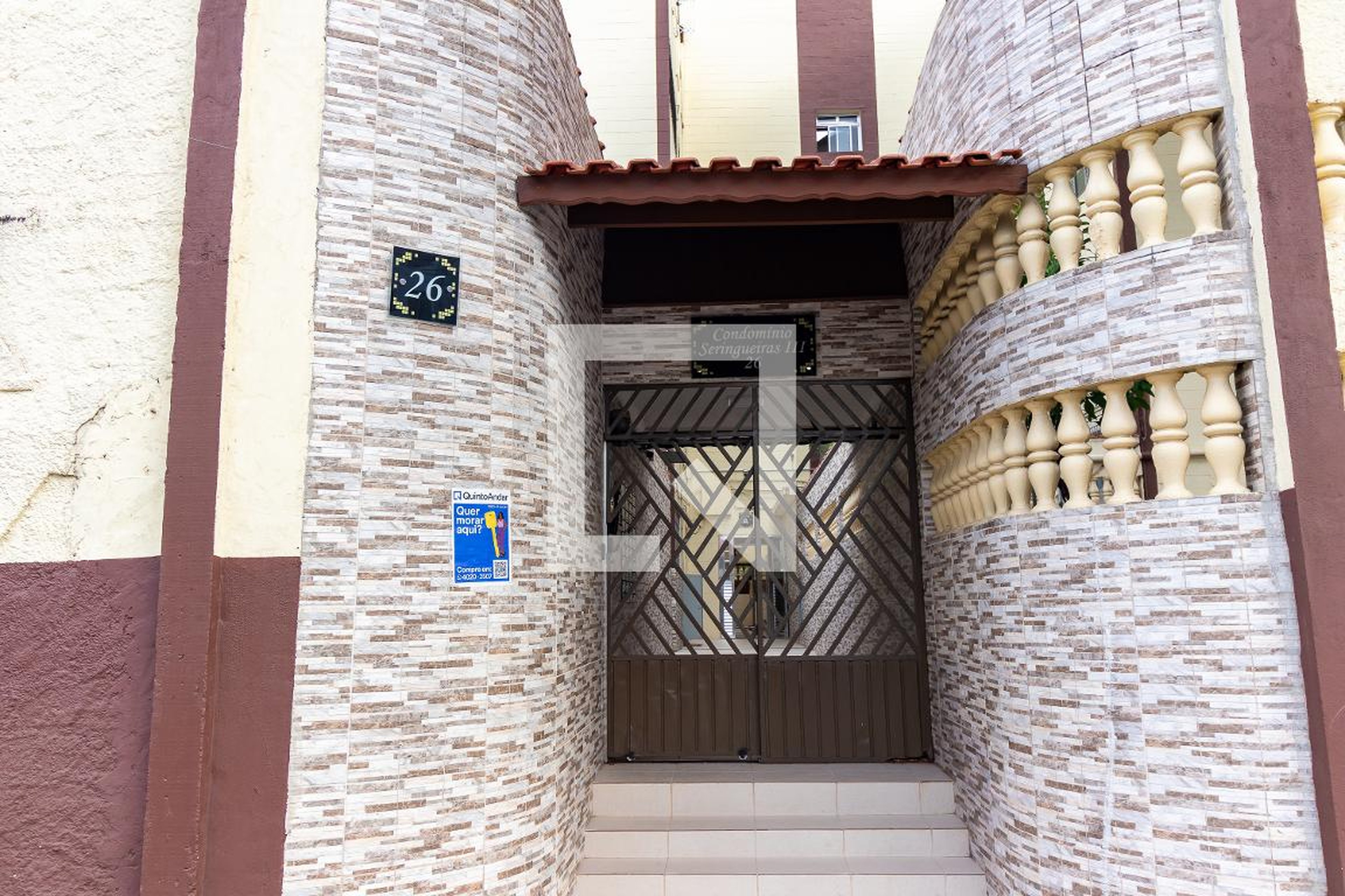 Fachada Condomínio em Rua Daniel Mongolo, 26