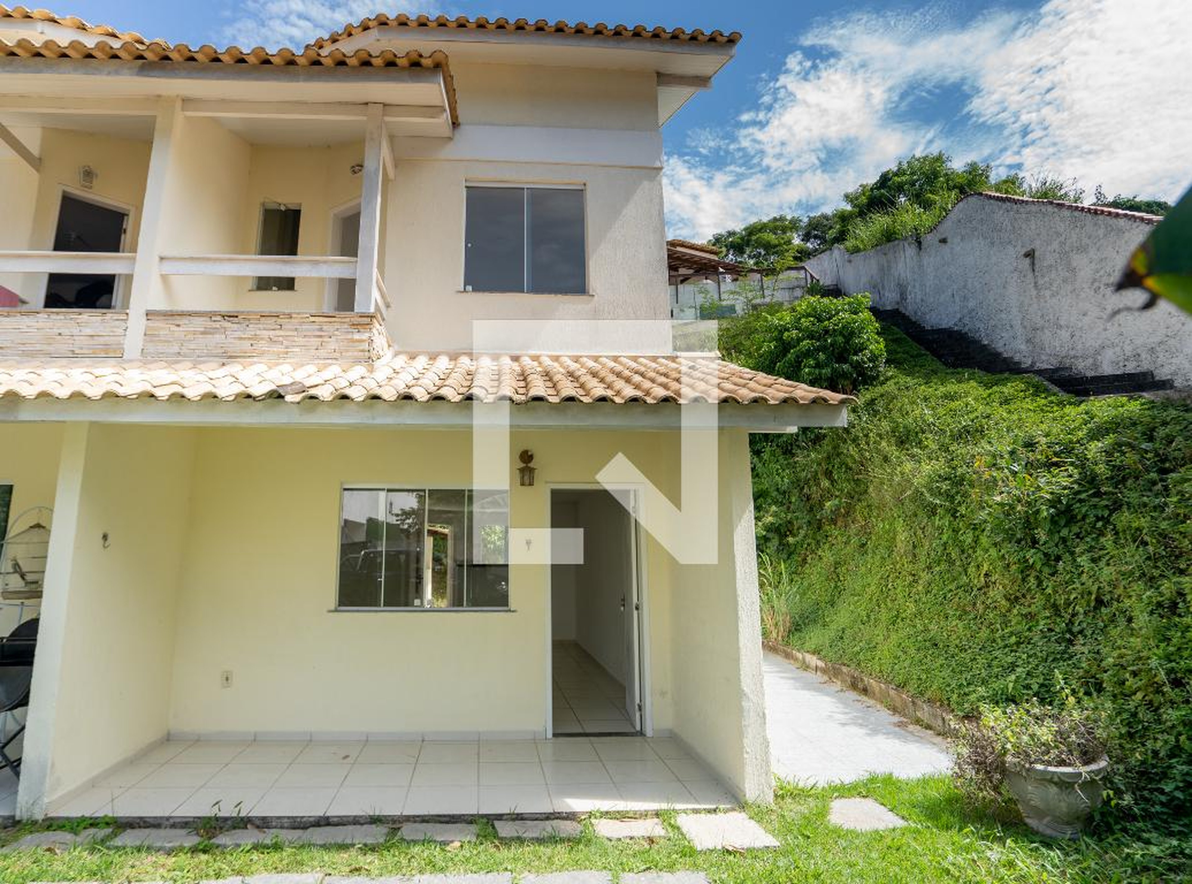 Fachada Condomínio em Rua Adalgisa Monteiro, 169