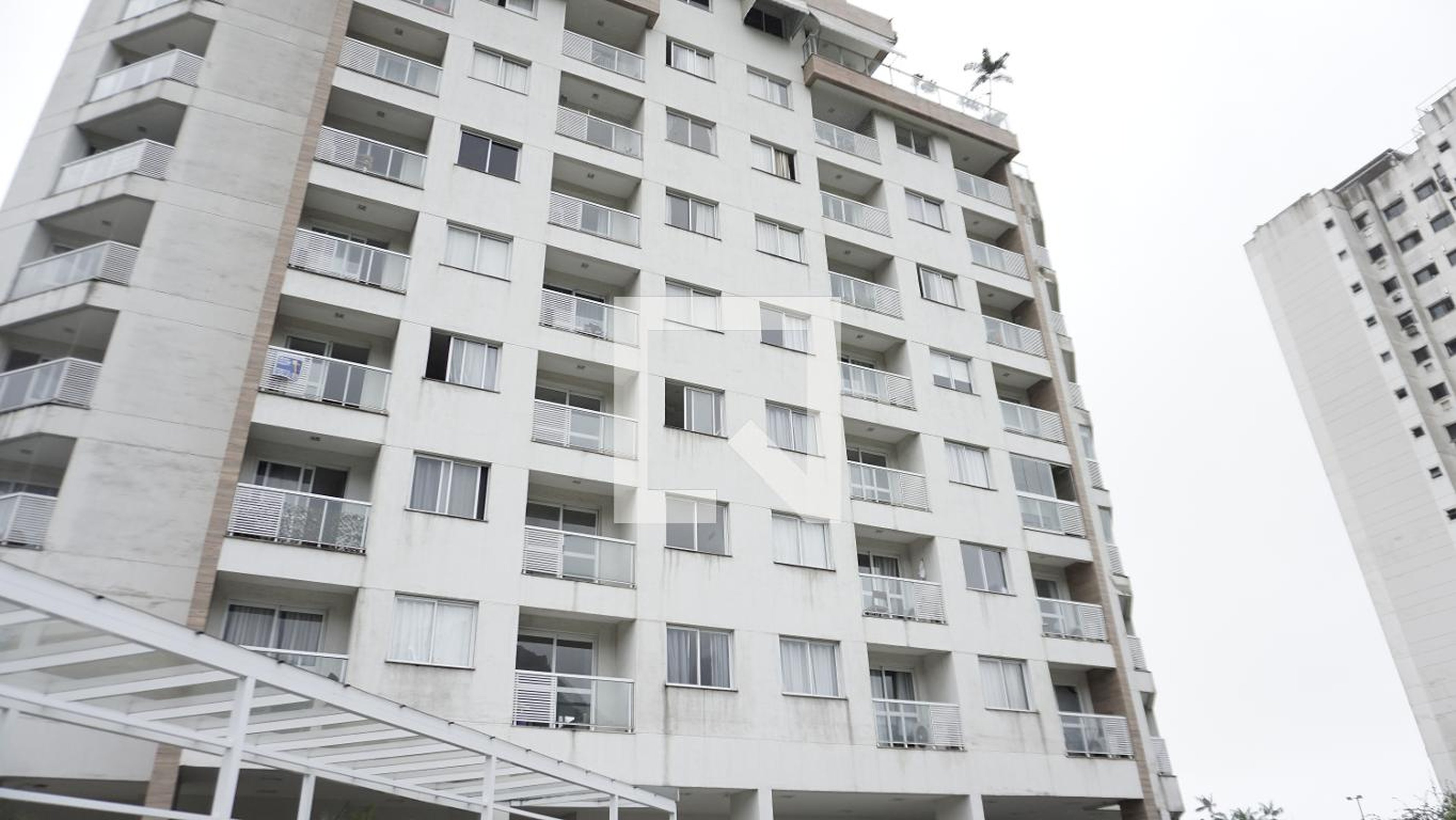 Fachada do Prédio Condomínio em Rua Pedra Dourada, 6677