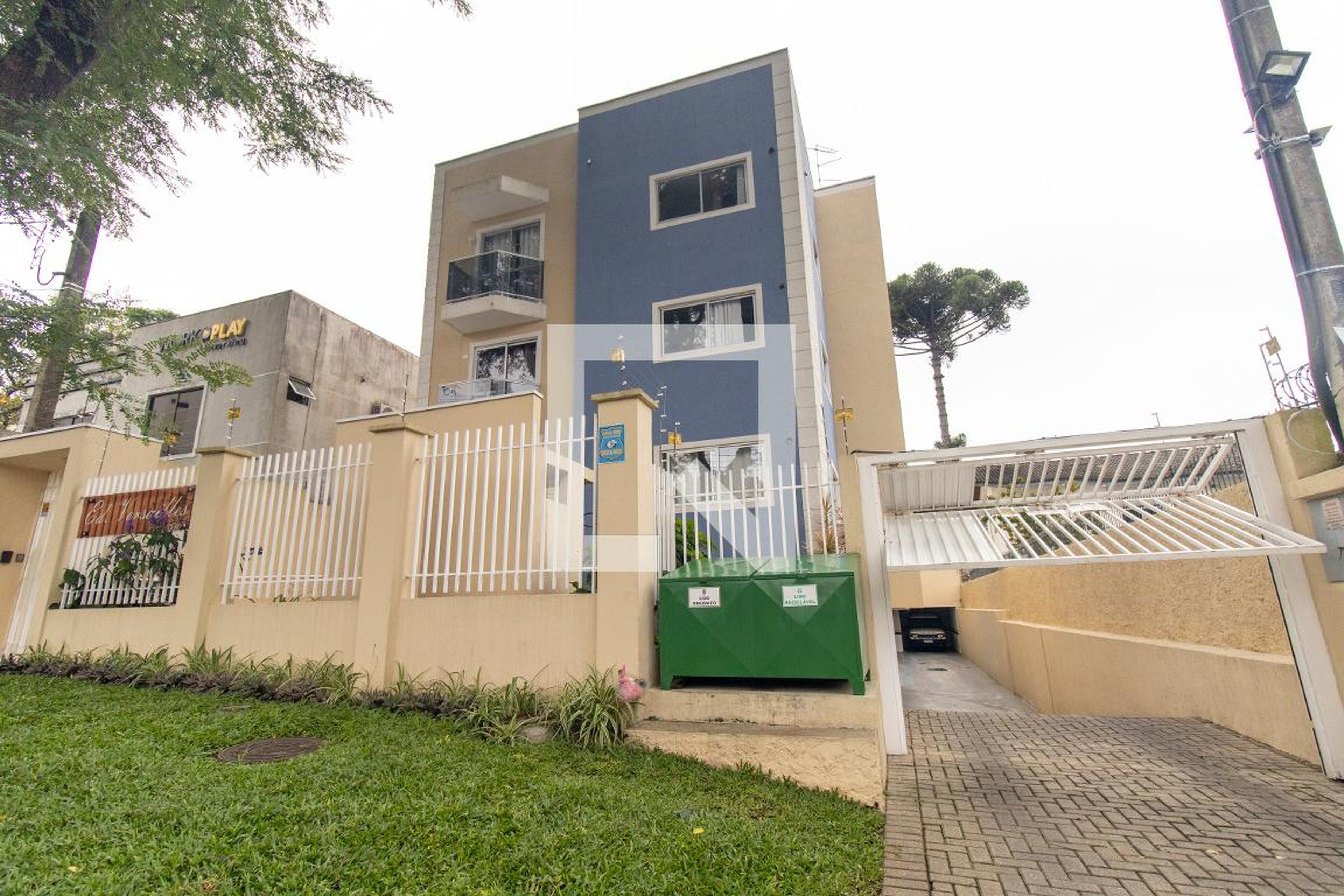 Fachada do Prédio Condomínio em Rua Alcebíades Plaisant, 590