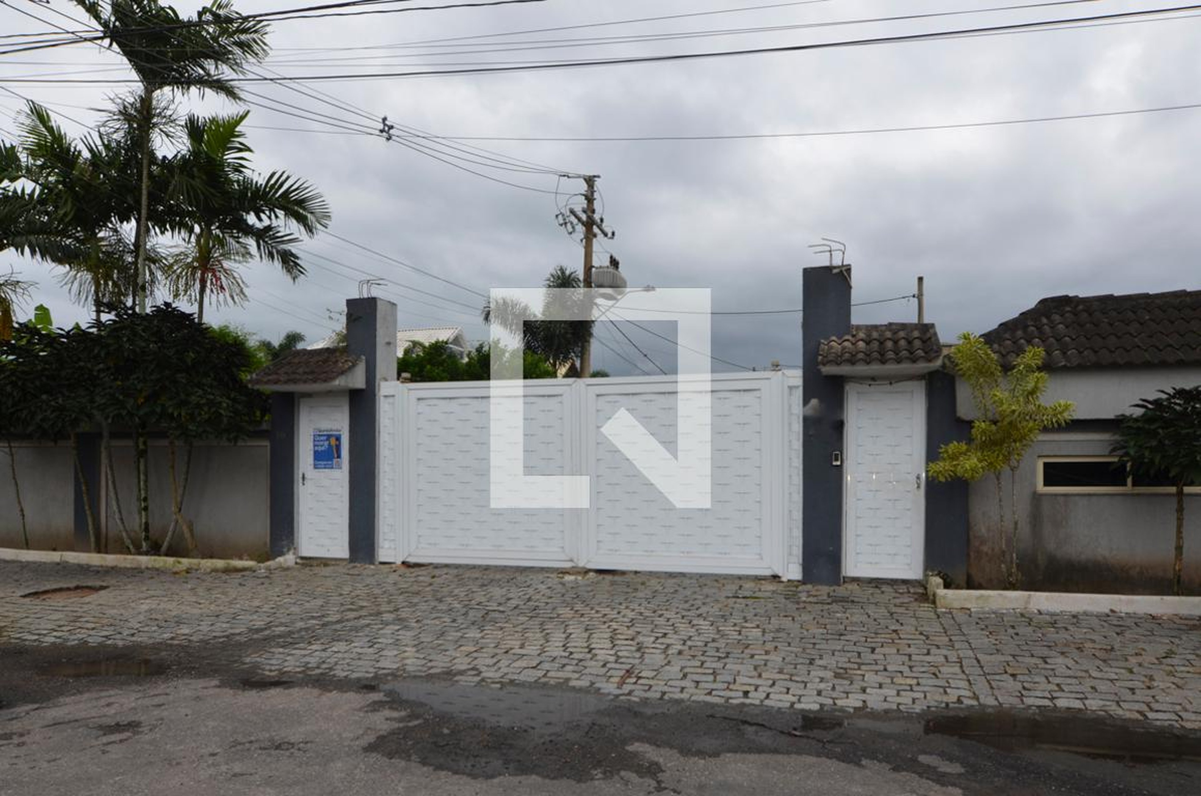 Fachada Condomínio em Rua Teixeira Heizer, 16