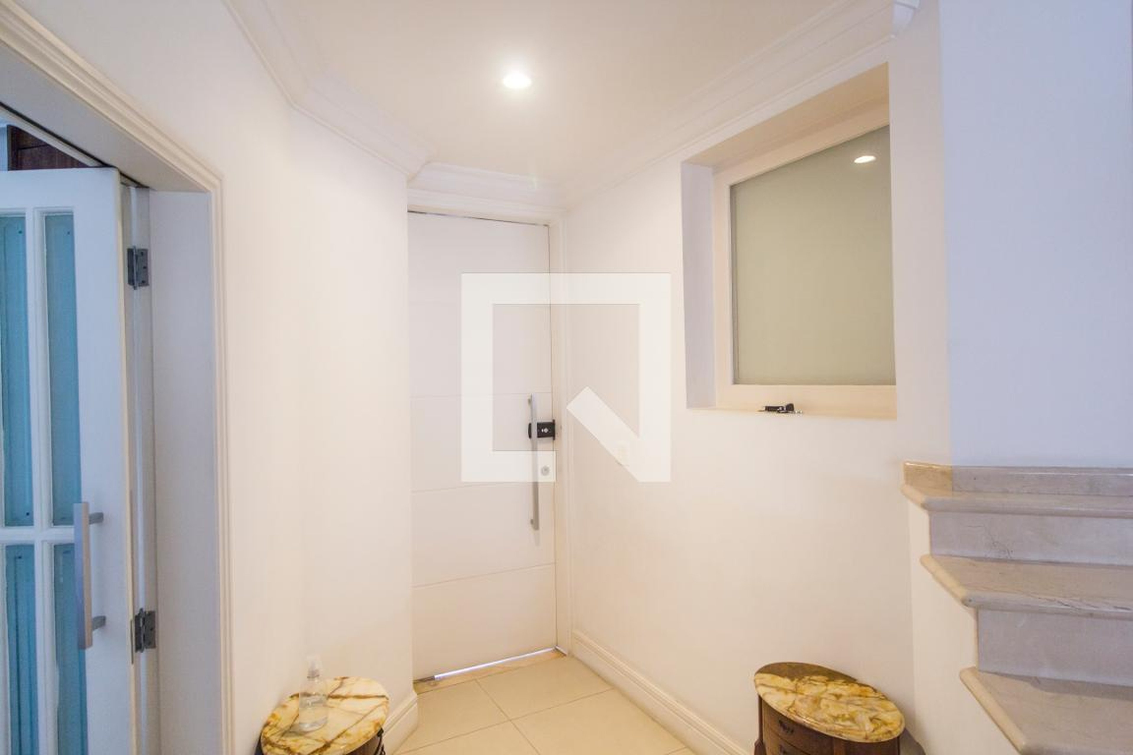 Entrada Condomínio em Alameda Santiago, 270