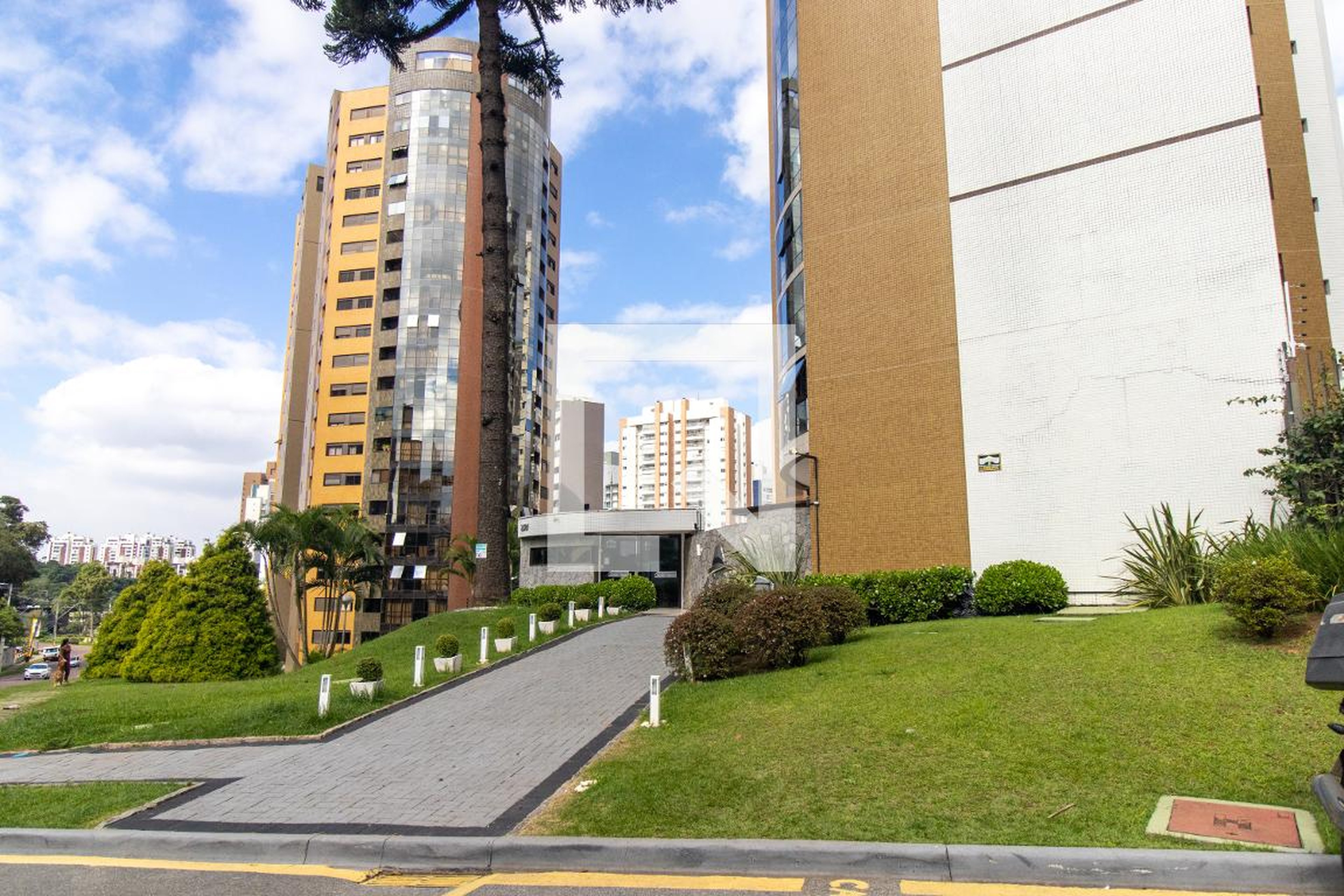 Fachada do Condominio Condomínio em Rua Professor Pedro Viriato Parigot de Souza, 2581