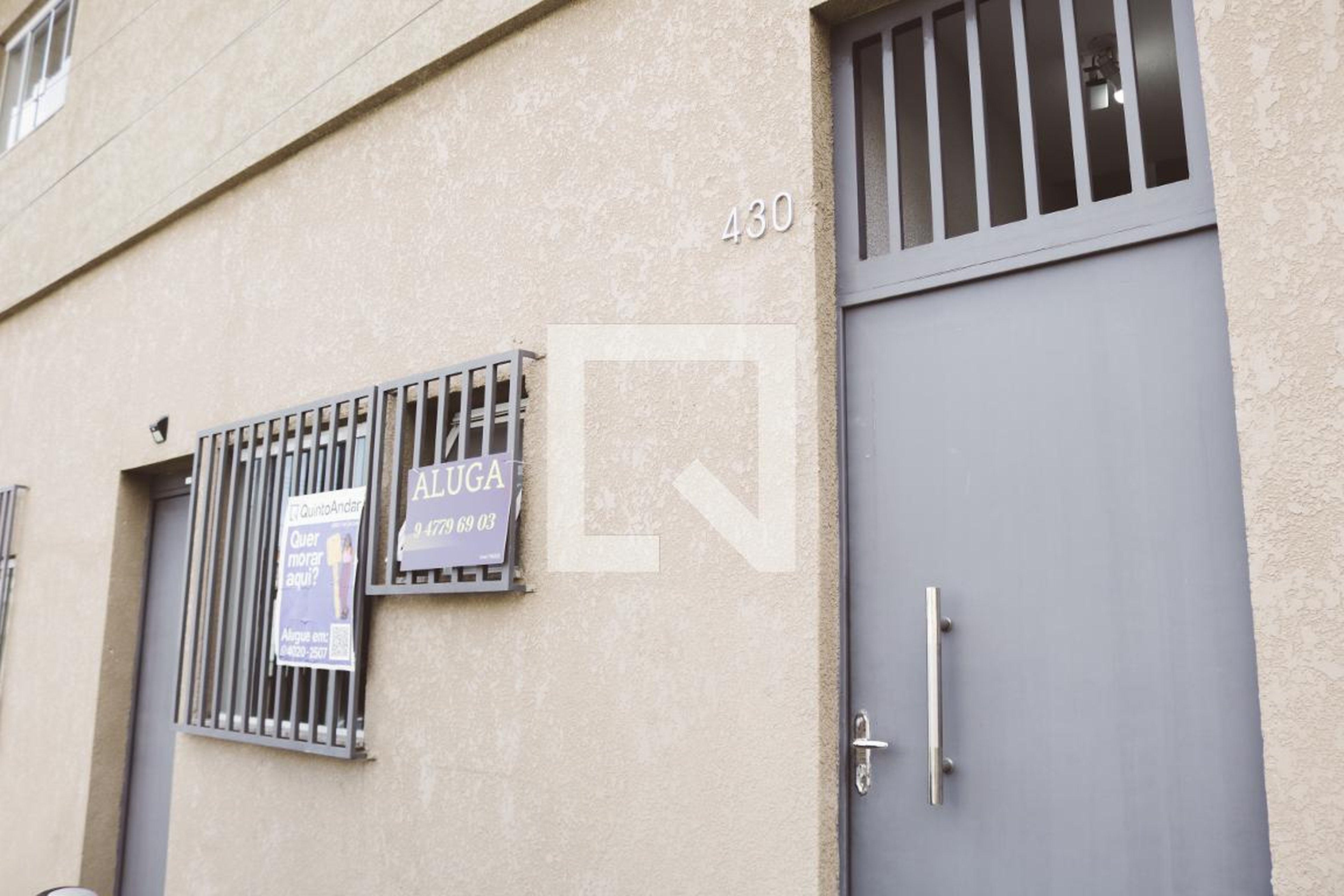 Fachada Condomínio em Rua Ana Ribeiro, 218