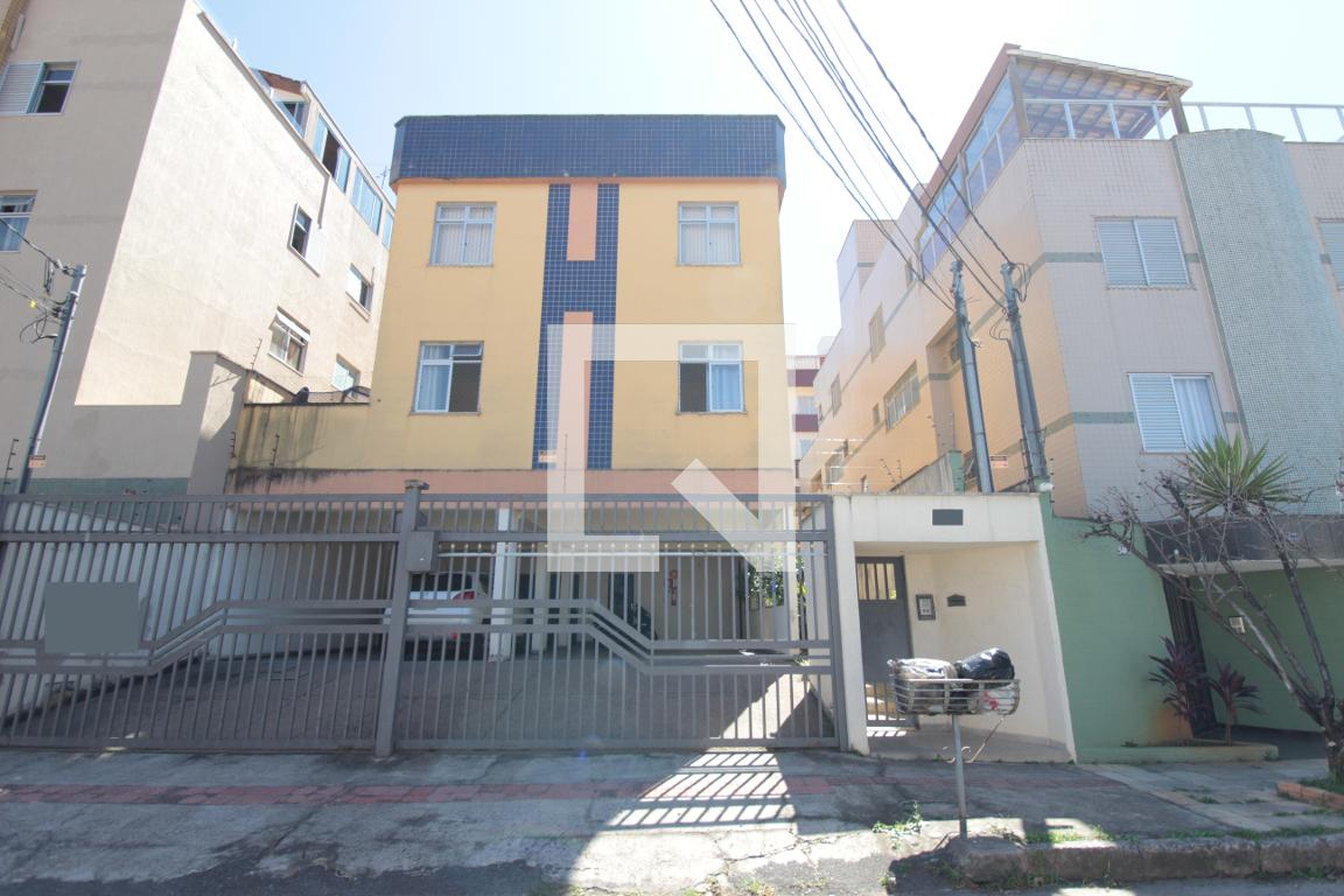 Fachada Condomínio em Rua Maria Cândida de Jesus, 594