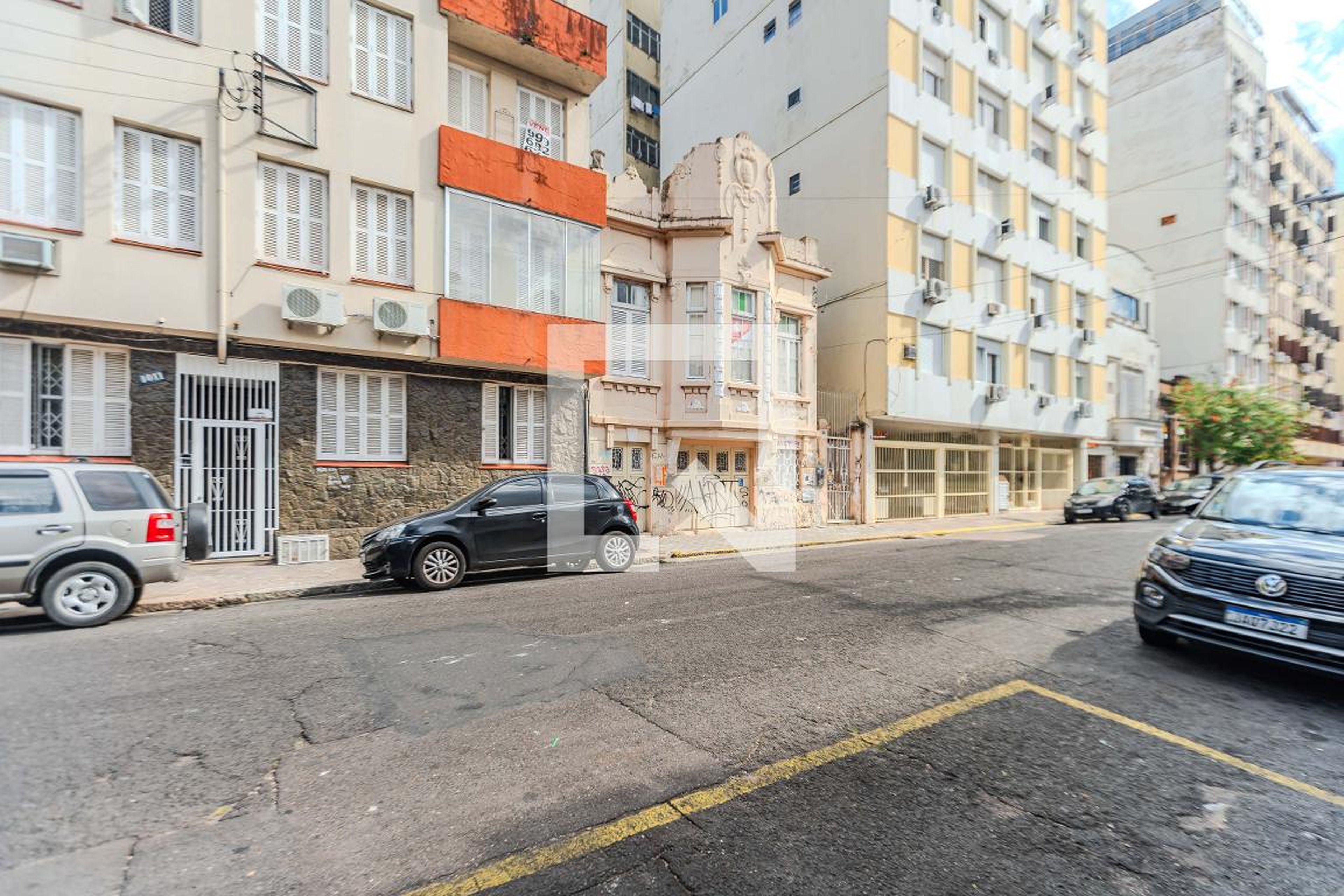 Fachada Condomínio em Rua Sarmento Leite, 1011