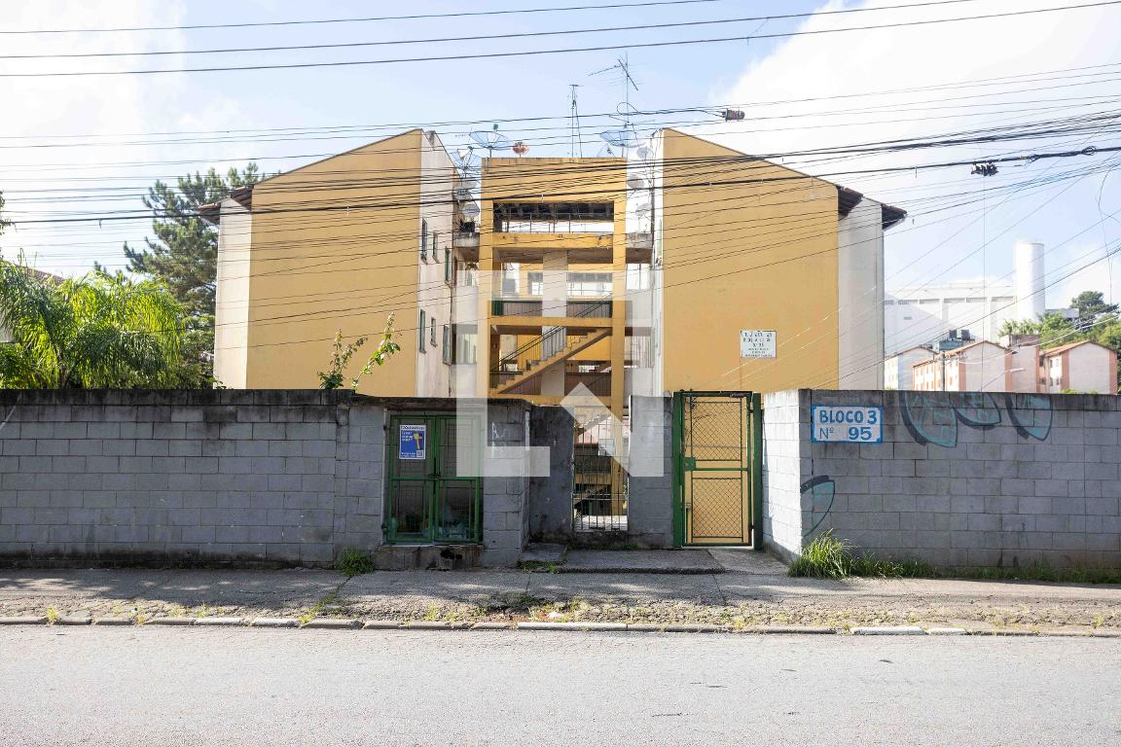 Fachada do Prédio Condomínio em Rua Jovercina Paula de Oliveira, 95