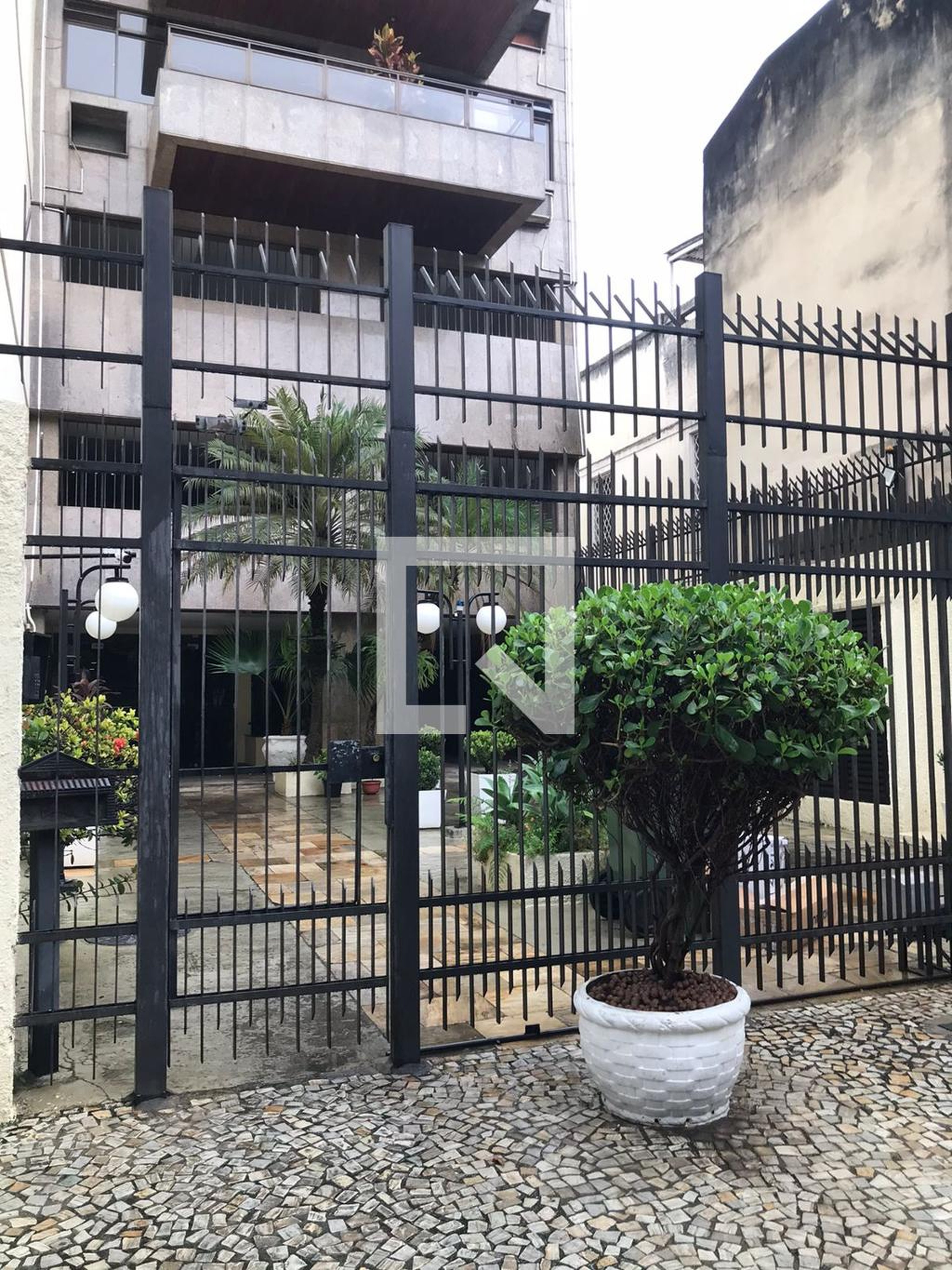 Fachada do Prédio Condomínio em Rua Pontes Correia, 53