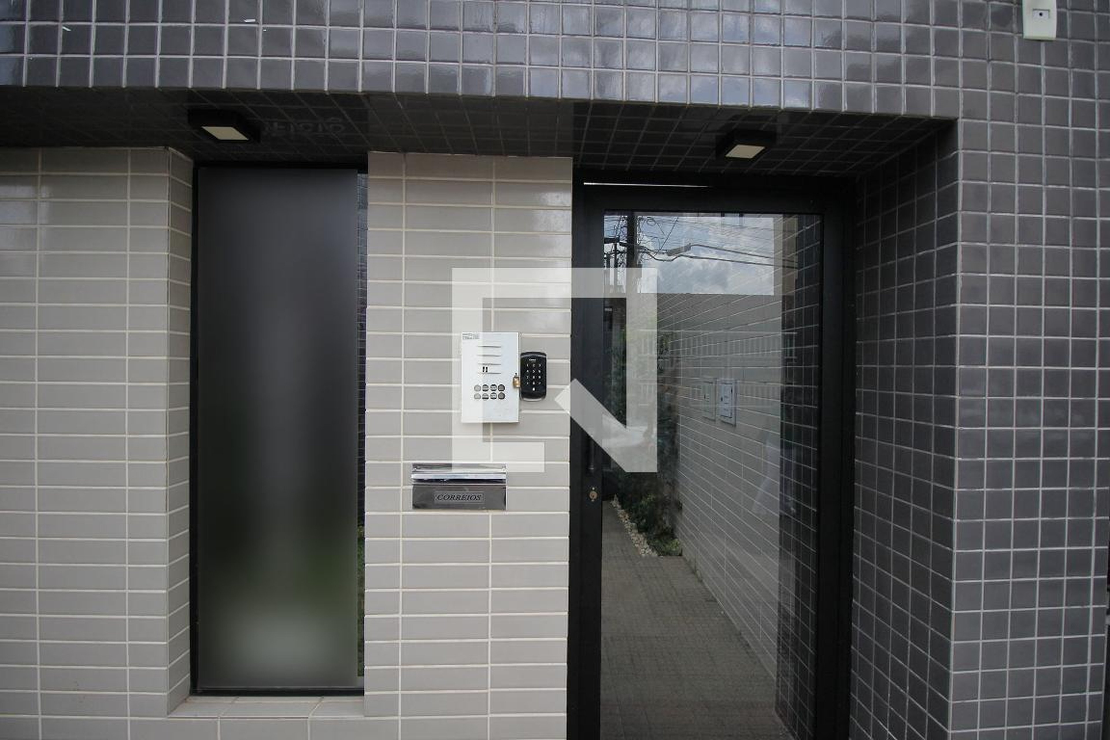 Fachada Condomínio em Rua Milton Viêira Pinto, 98