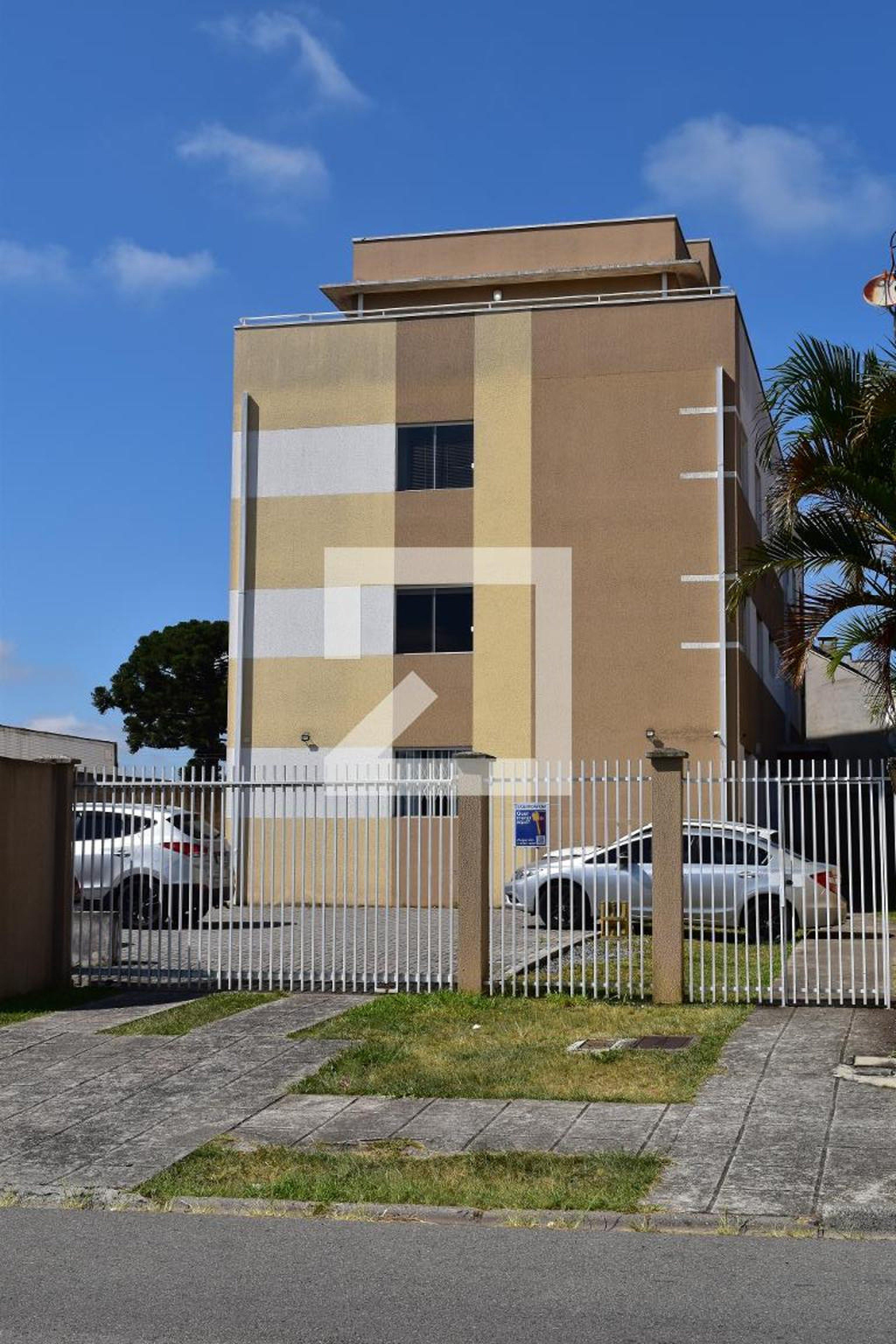 Fachada do condomínio Condomínio em Rua Amador Bueno, 88