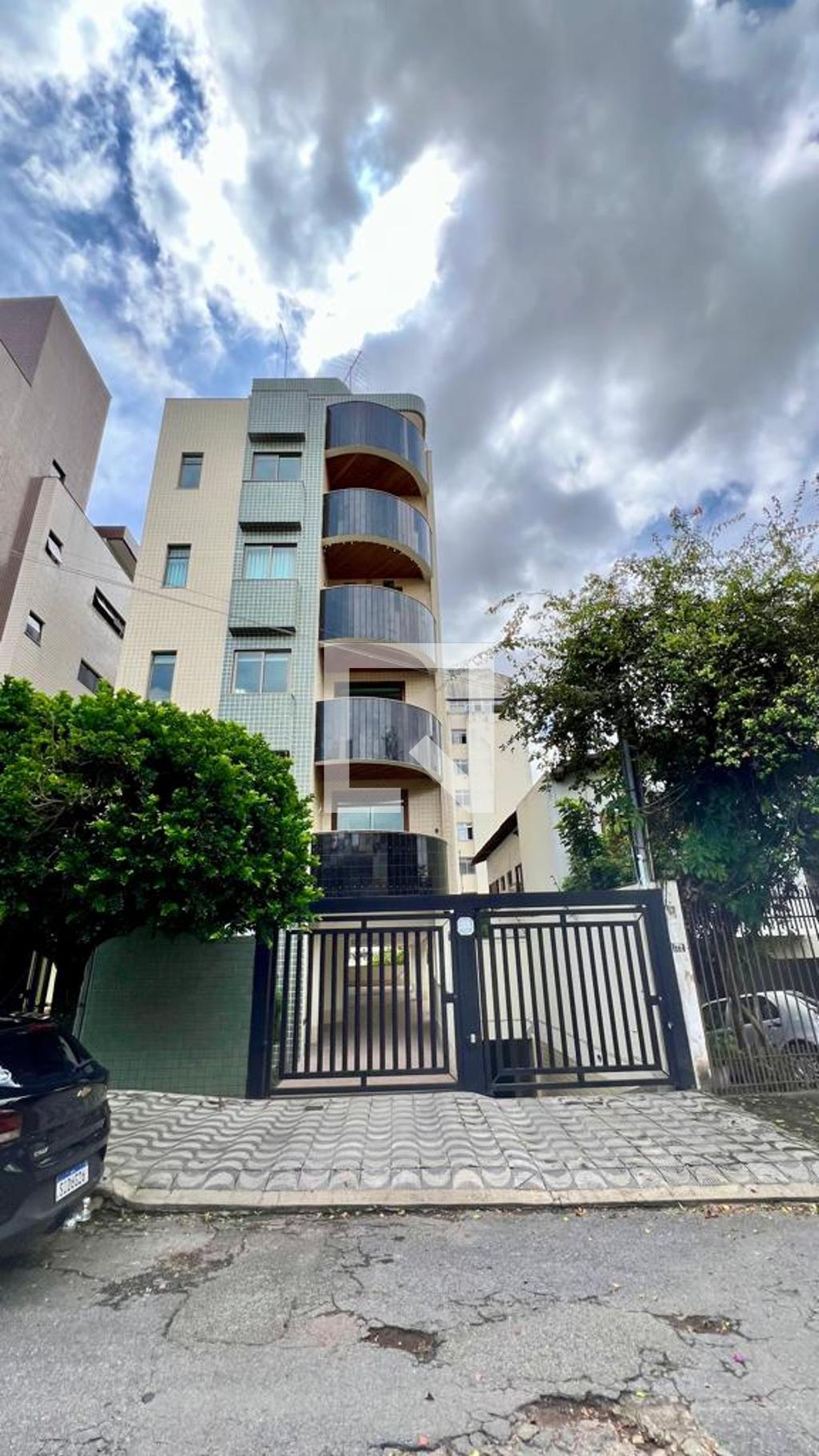 Fachada Condomínio em Rua Roquete Mendonça, 184