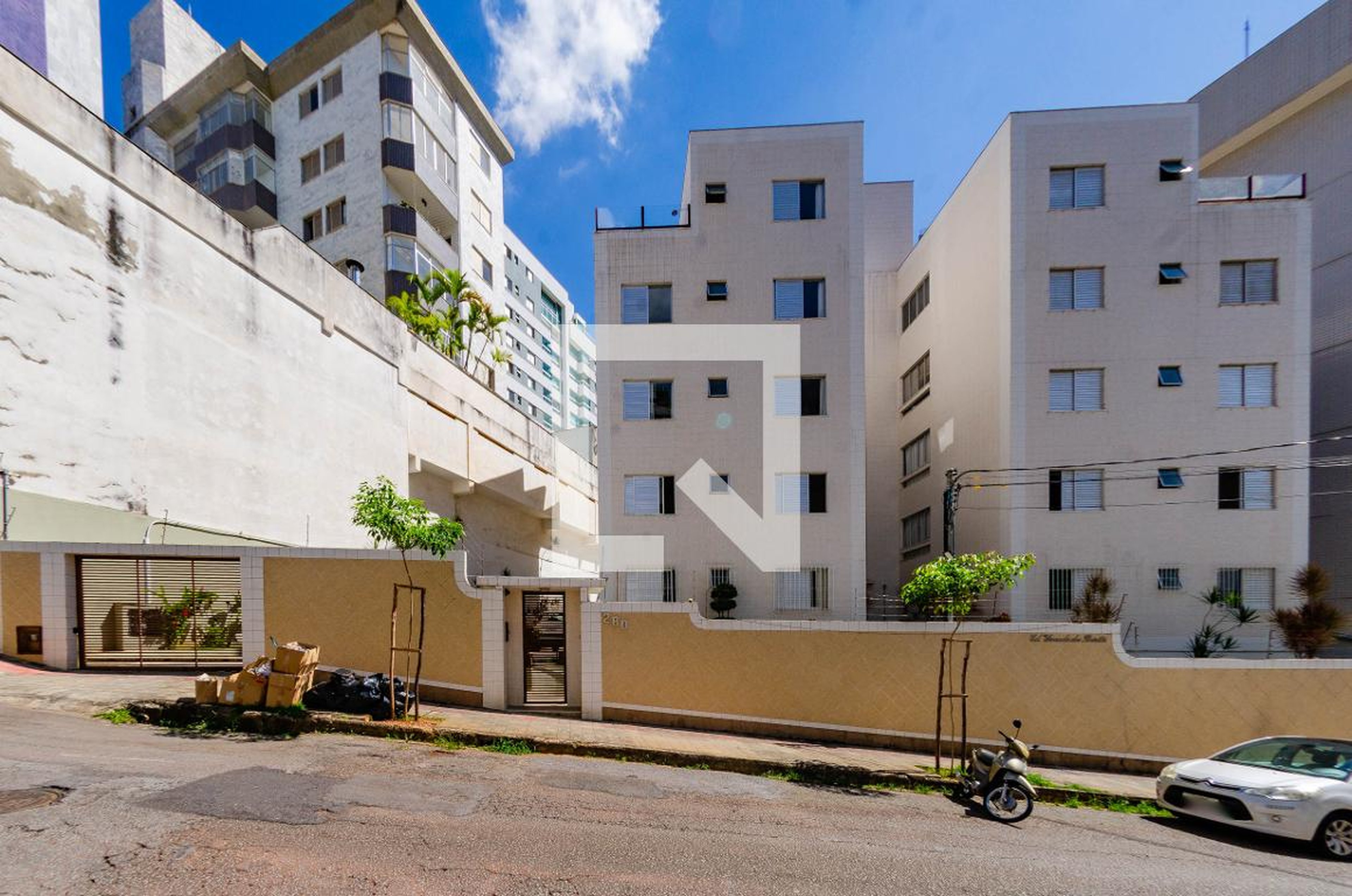 Fachada Condomínio em Rua Walter Guimarães Figueiredo, 280