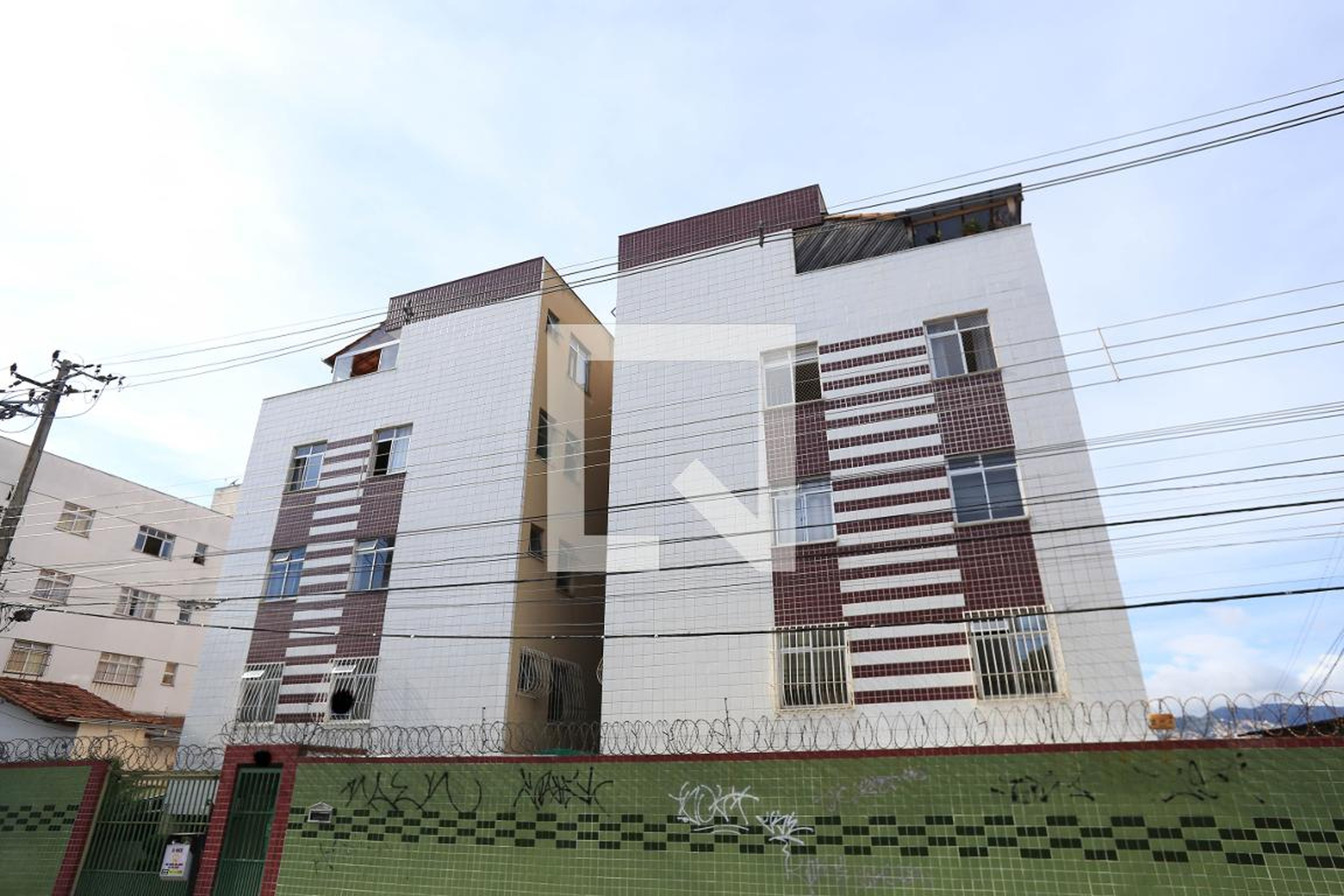 Fachada Condomínio em Rua Maria Francisca de Jesus, 60