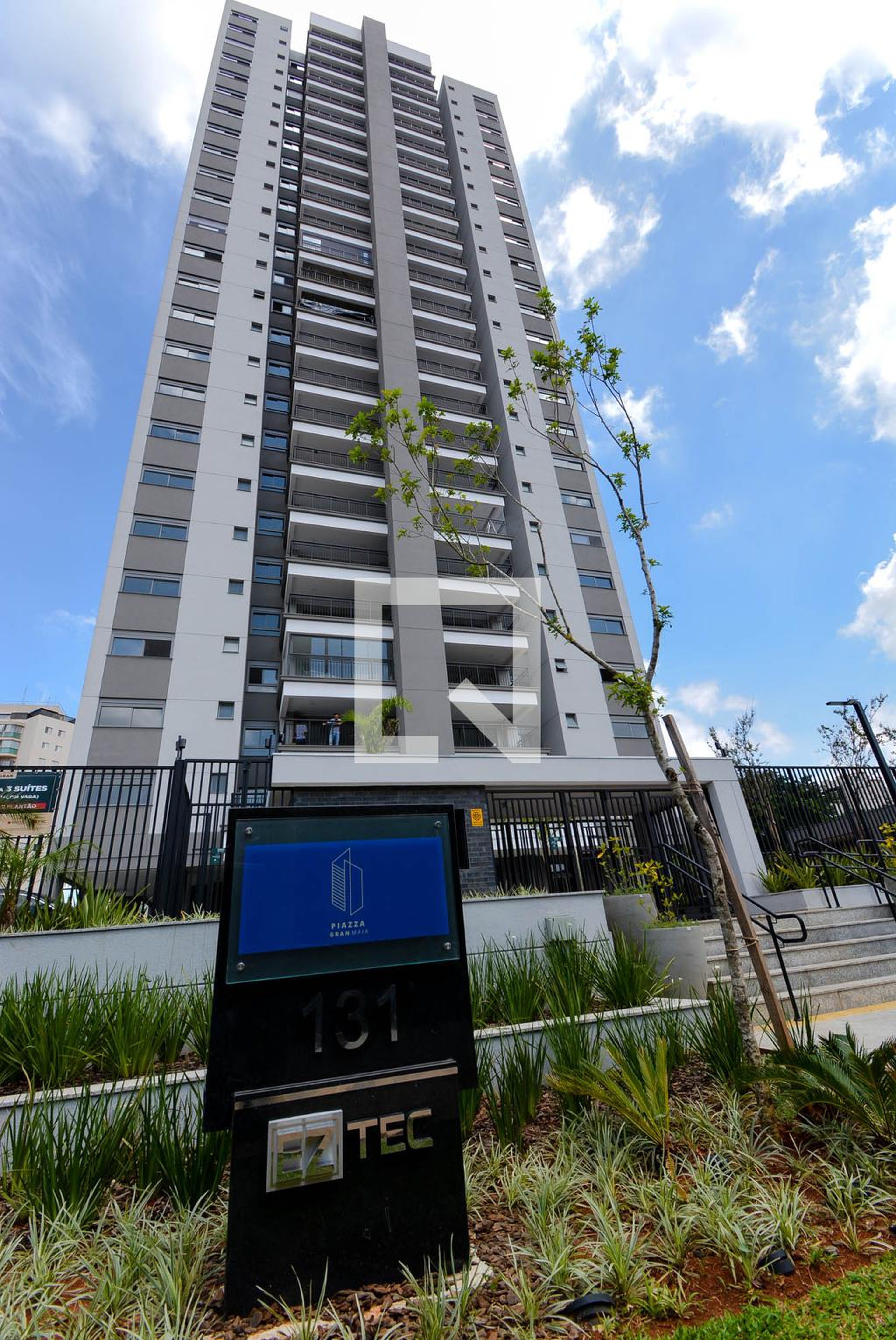Fachada do Condomínio Condomínio Gran Maia Piazza