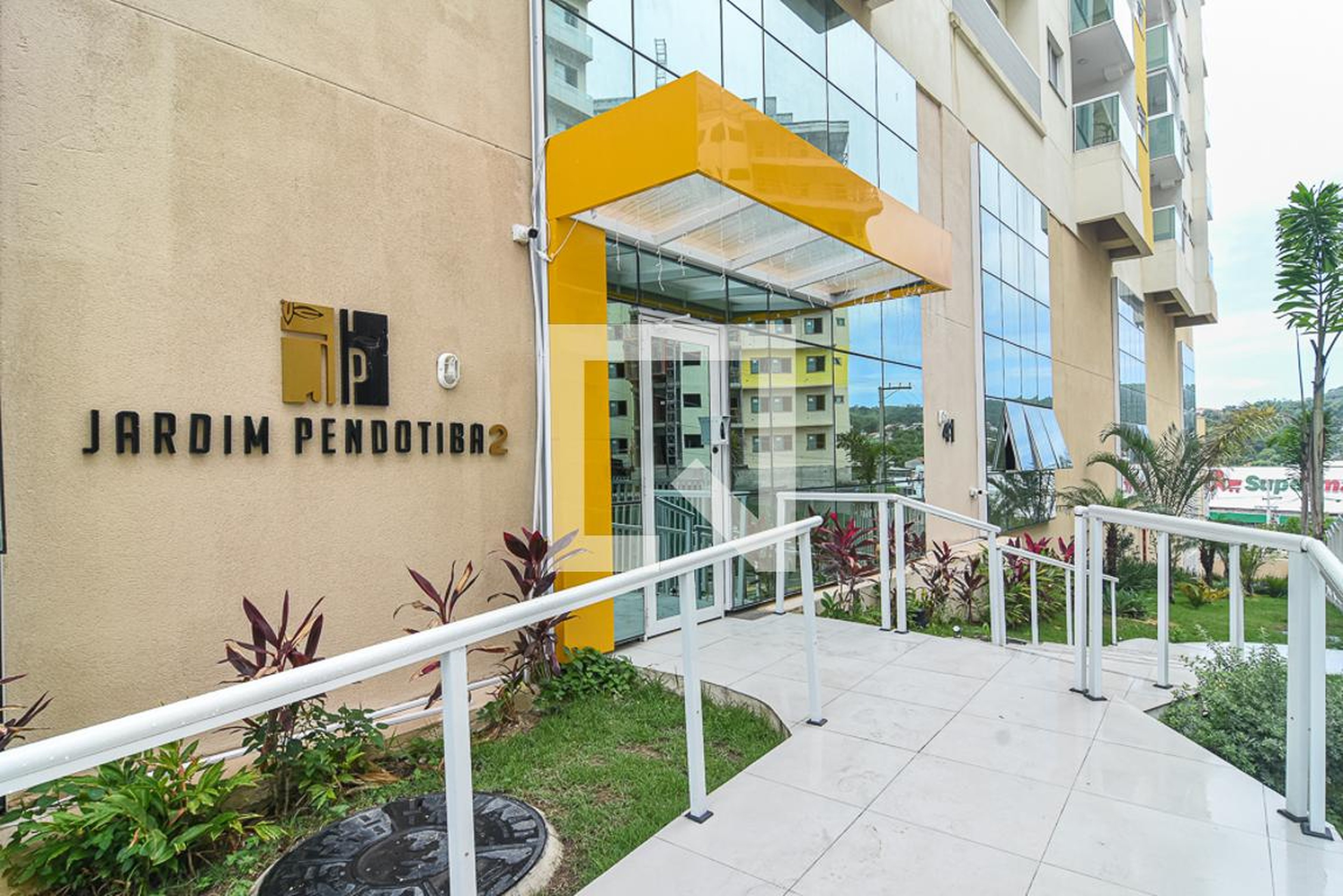 Entrada Condomínio em Estrada Francisco da Cruz Nunes, 41