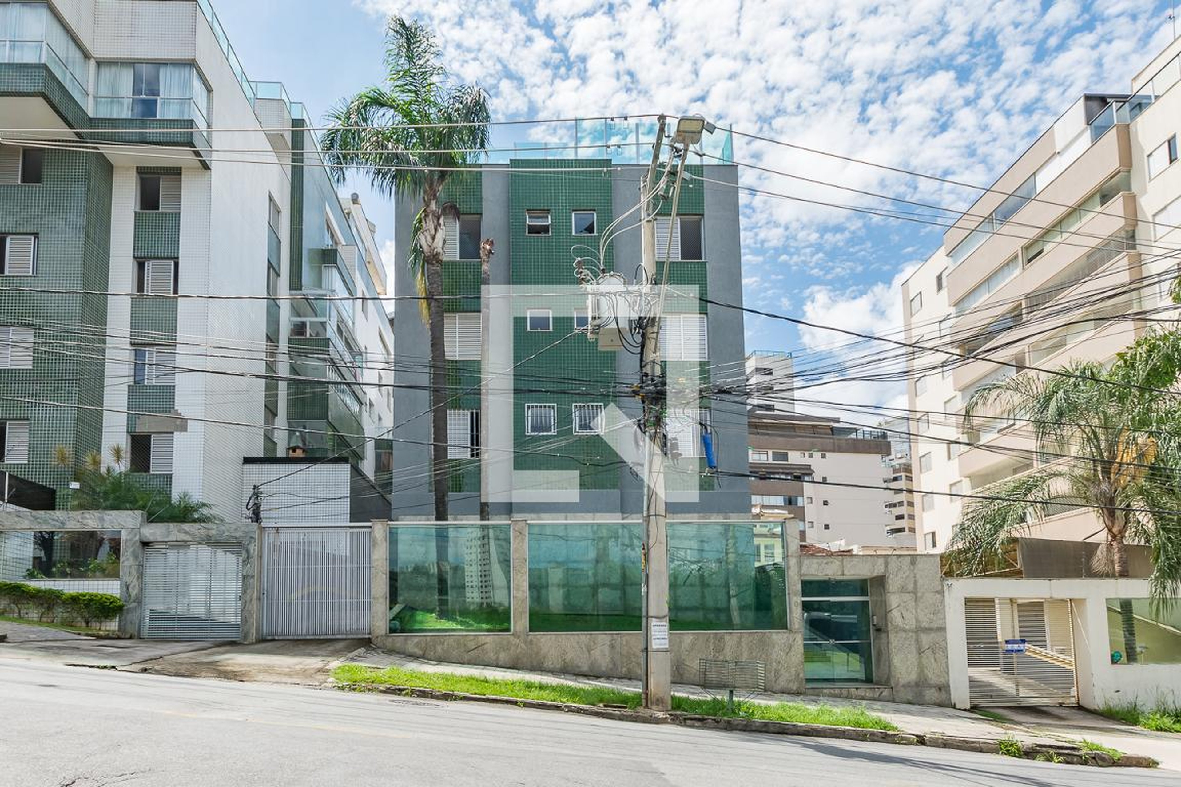 Fachada Condomínio em Rua Maria Heilbuth Surette, 410