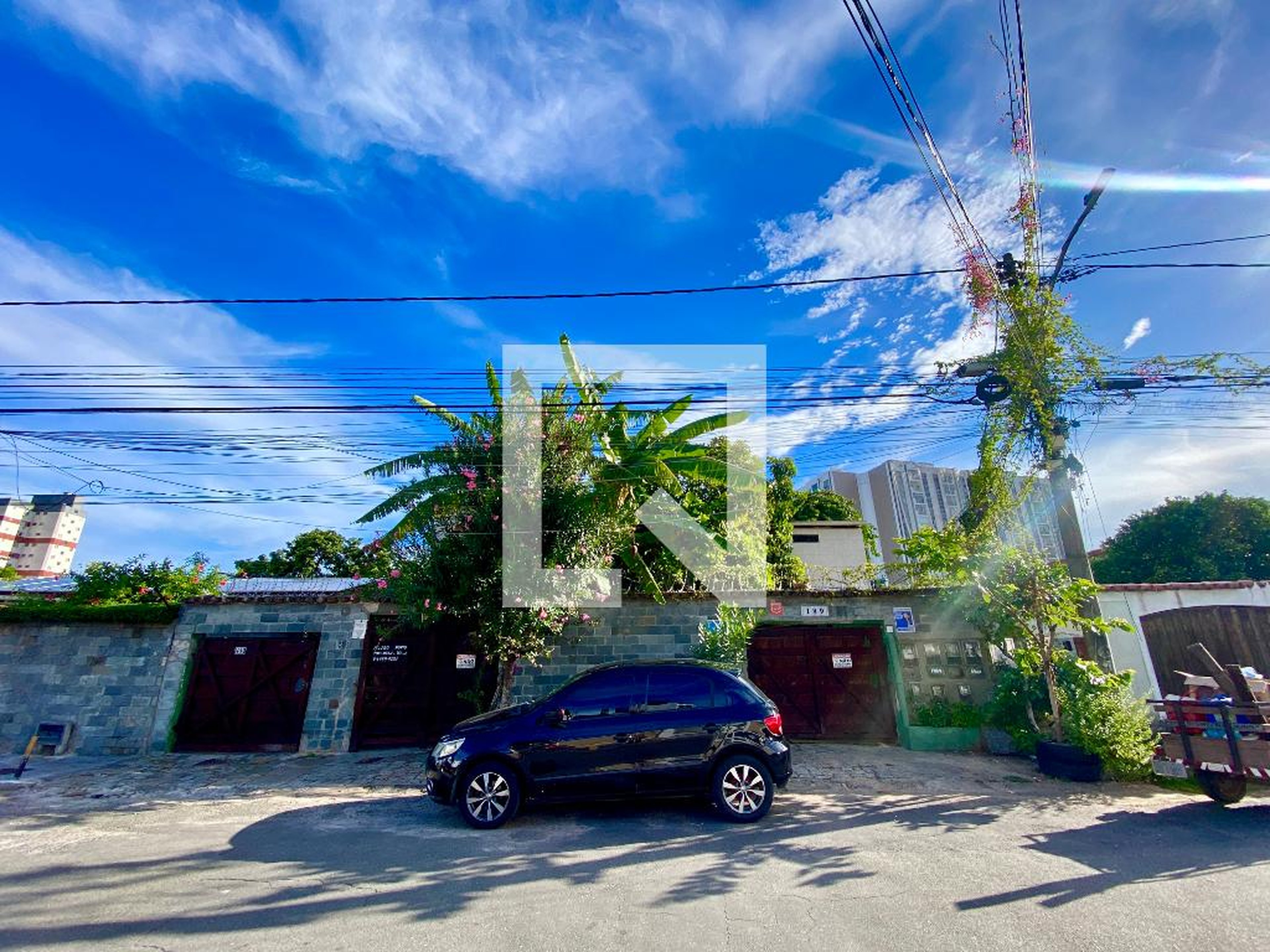 Fachada Condomínio em Rua das Dálias, 189