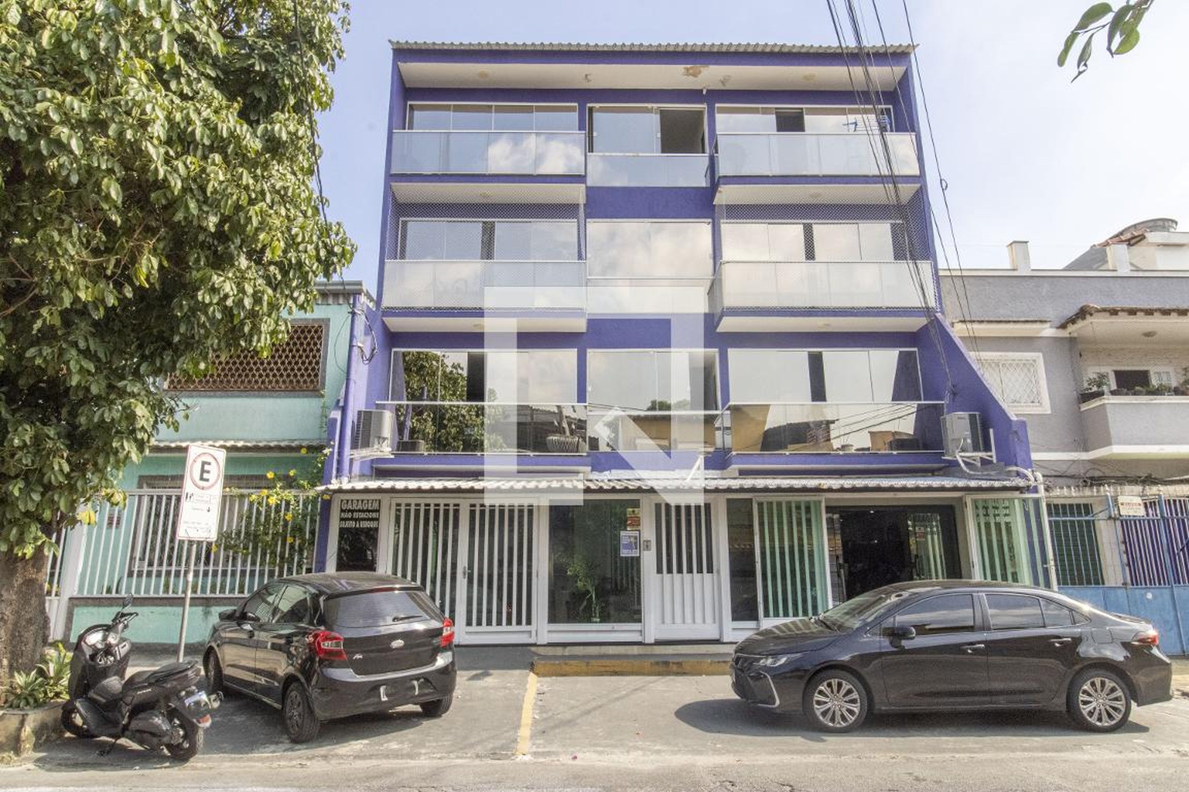 Fachada Condomínio em Rua Delfim Carlos, 204