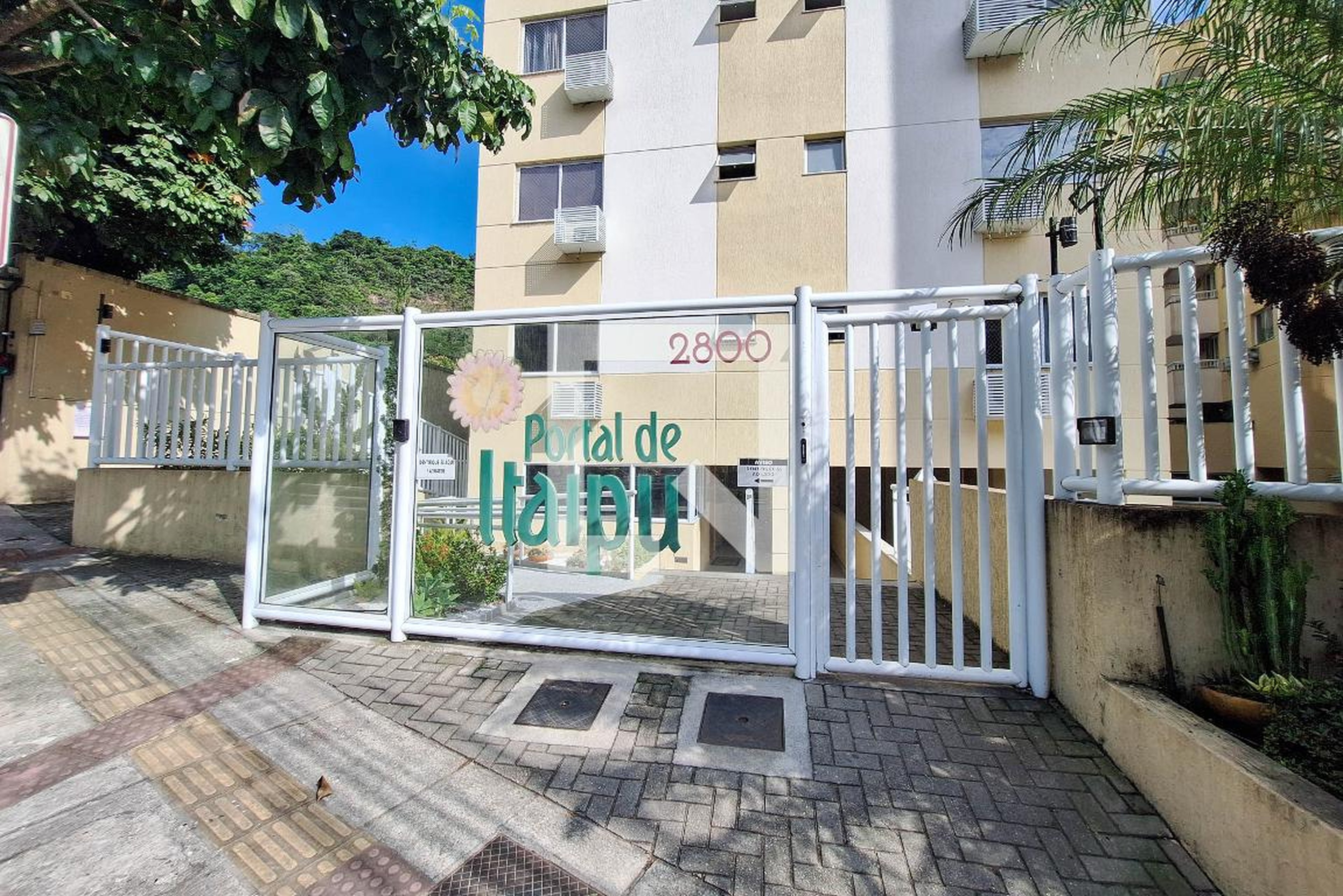 Fachada Condomínio em Estrada Francisco da Cruz Nunes, 2080