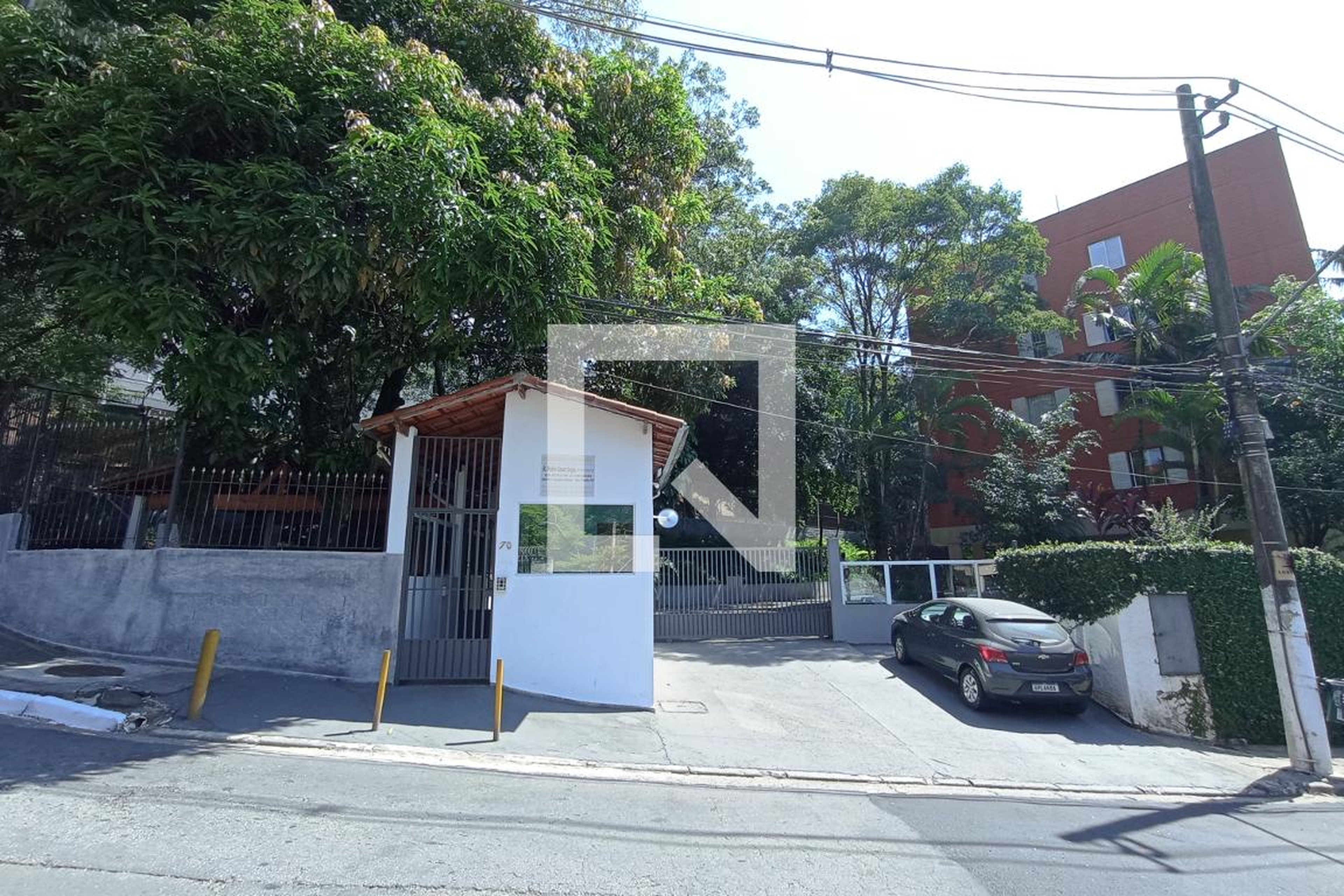 Fachada Condomínio em Rua Pedro César Lago, 151