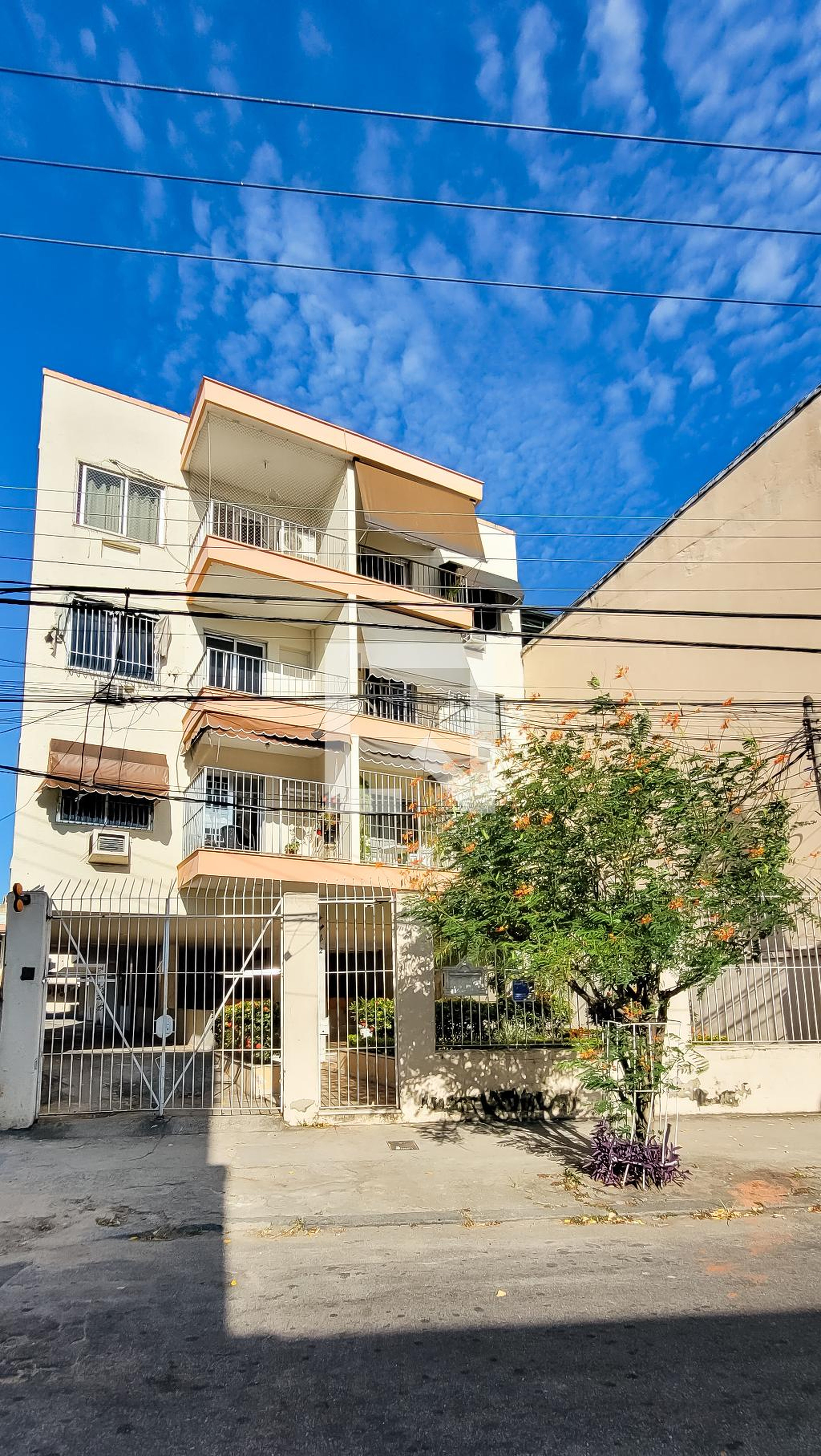 Fachada do Prédio Condomínio em Rua Bernardino Campos, 122