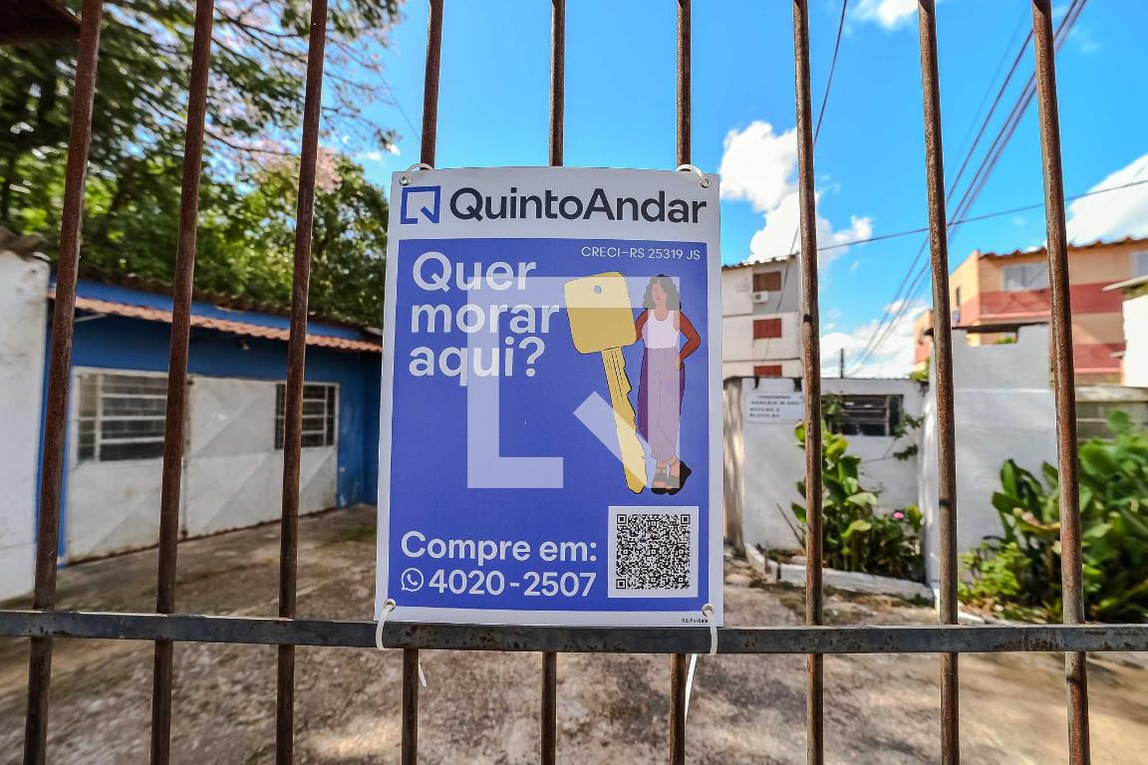 Fachada Condomínio em Estrada Martim Félix Berta, 420