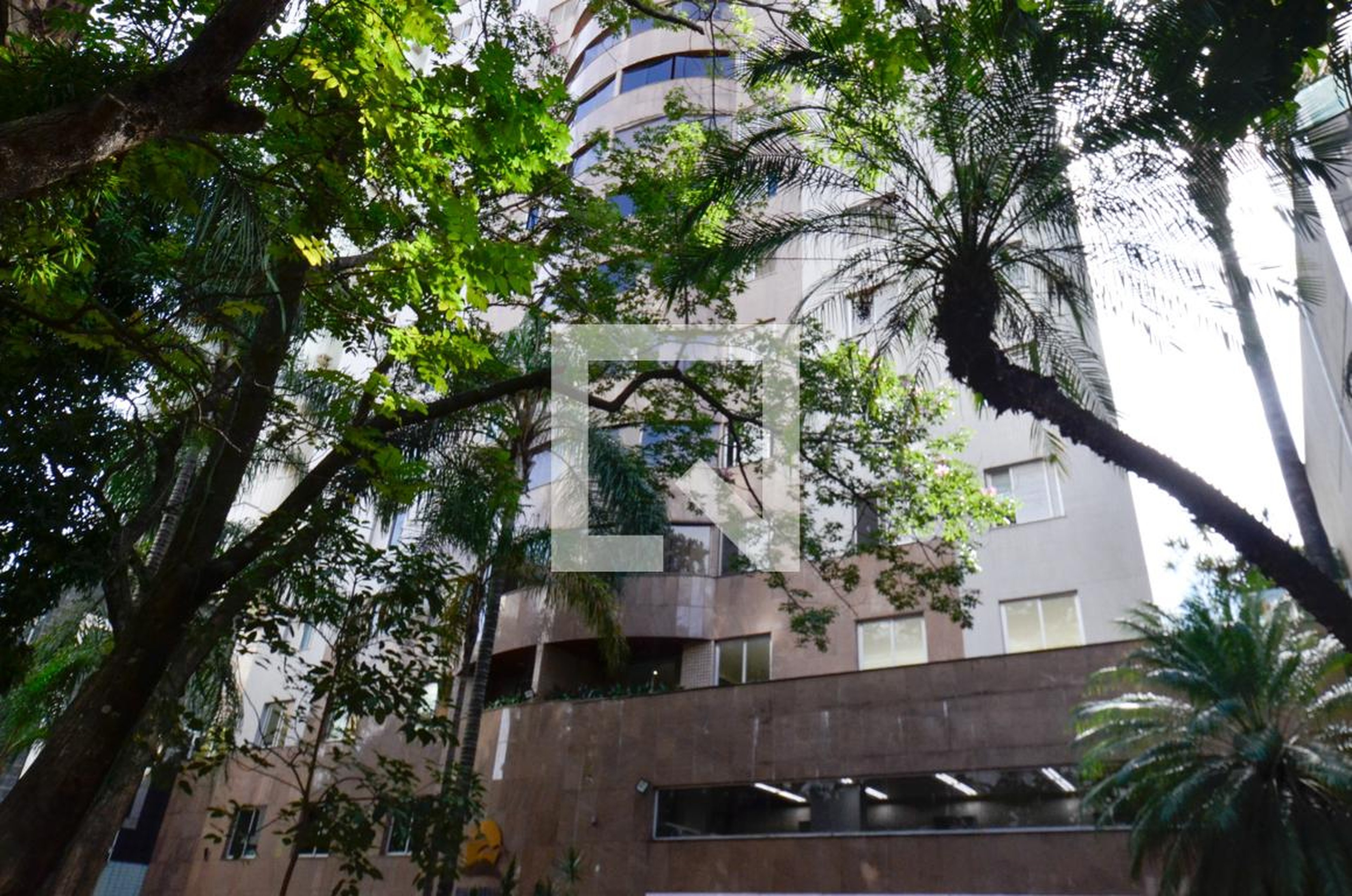 Fachada Condomínio em Rua Francisco Deslandes, 823