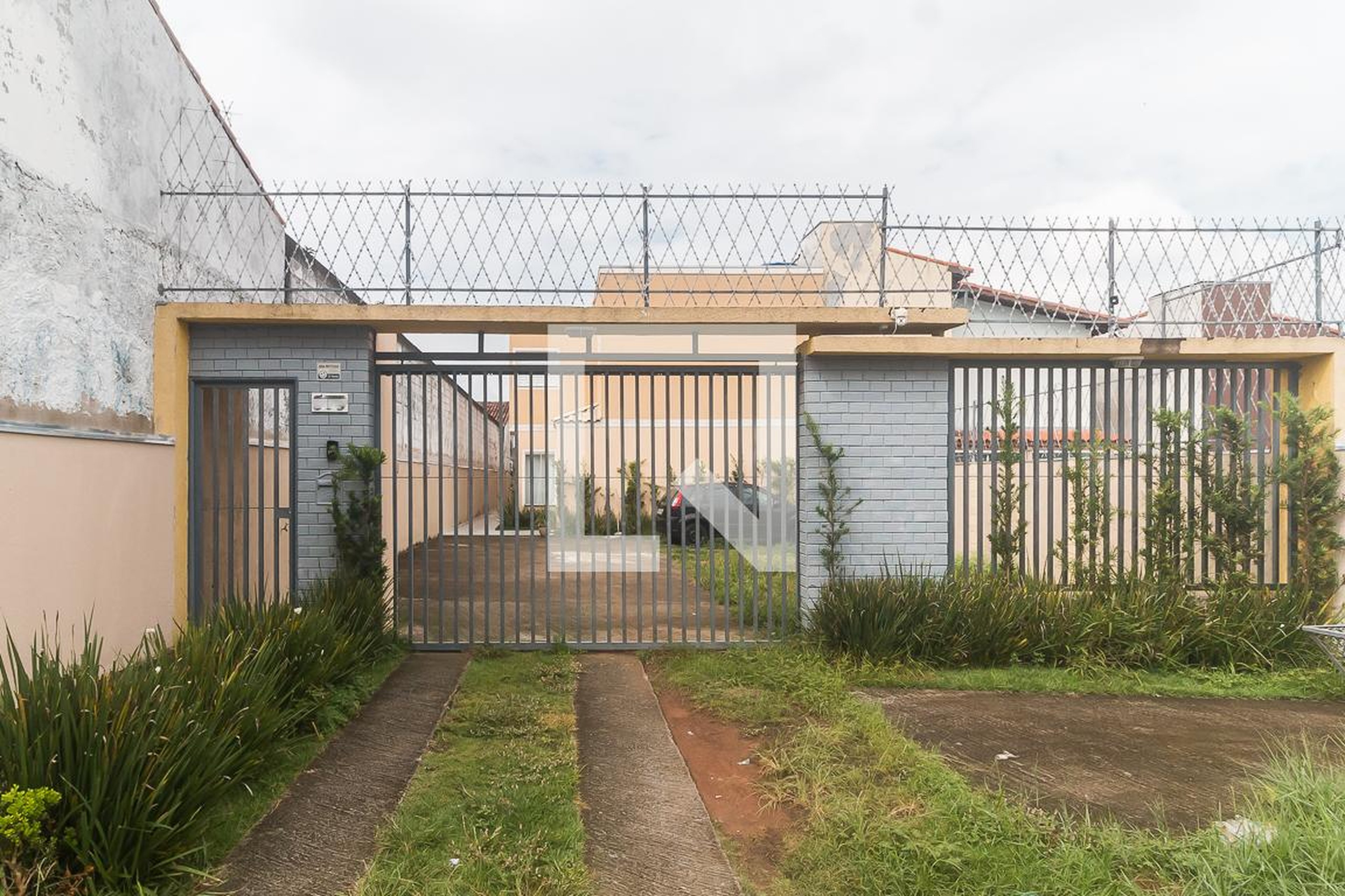 Fachada Condomínio em Rua Adelino de Mello, 539