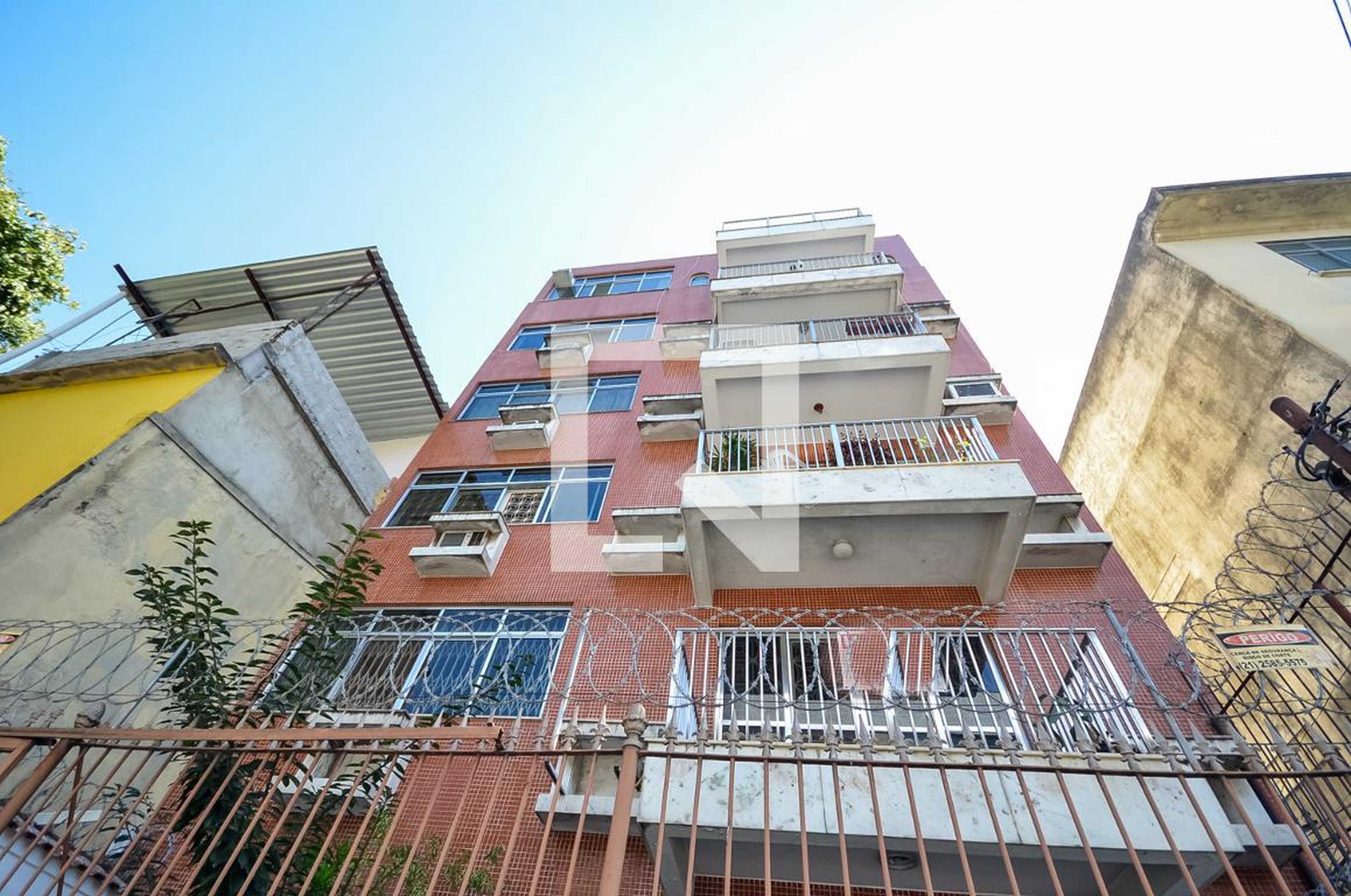 Fachada Condomínio em Rua Oito de Dezembro, 560