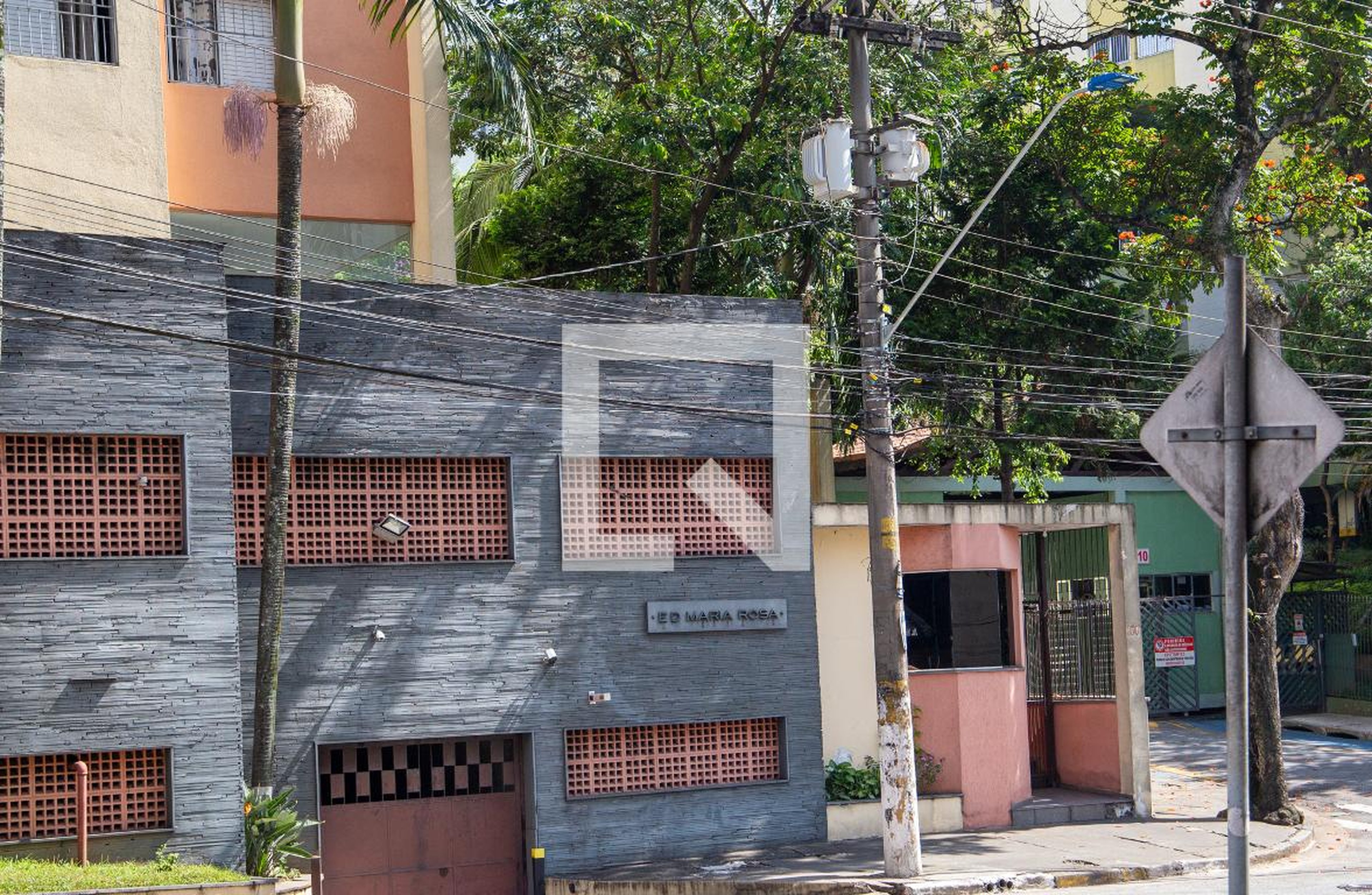 Fachada do condomínio Condomínio Maria Rosa